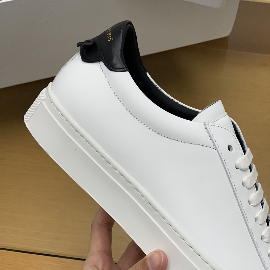 Givenchy/纪梵希   光白色皮革材质，黑皮皮革镶饰Urban Street运动鞋