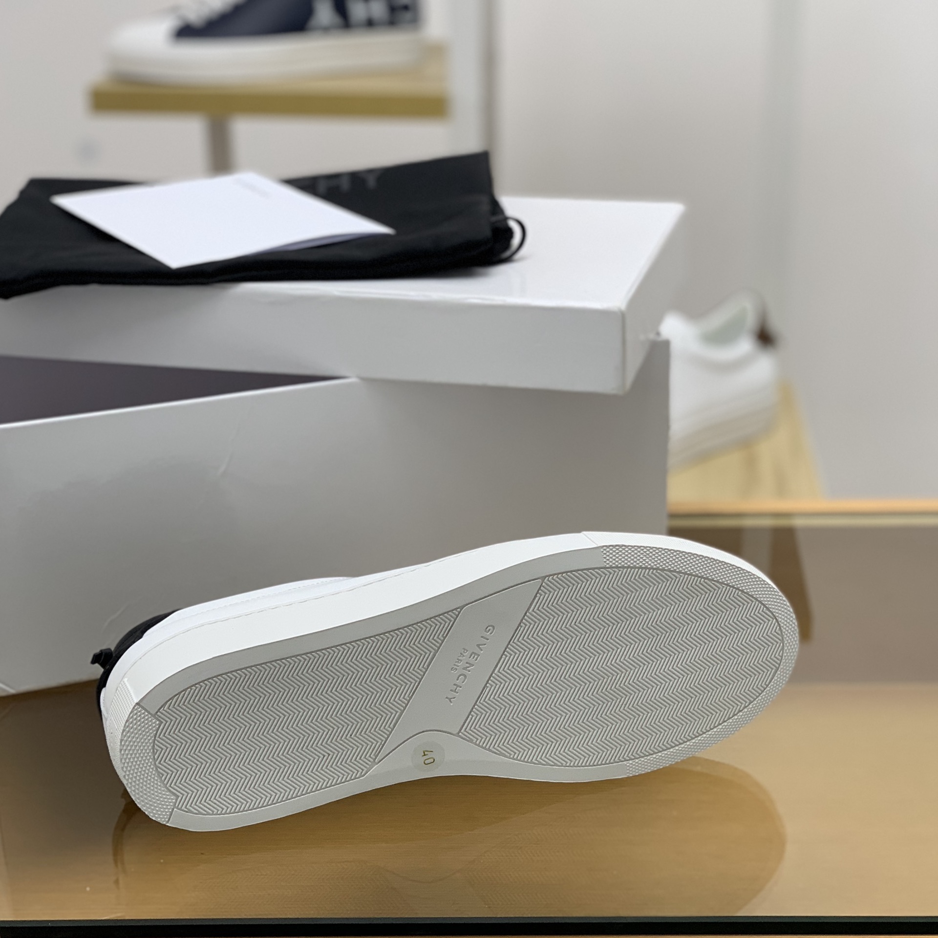 Givenchy/纪梵希   光白色皮革材质，黑皮皮革镶饰Urban Street运动鞋