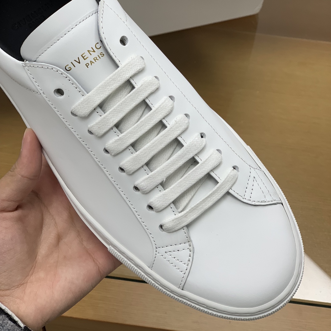 Givenchy/纪梵希   光白色皮革材质，黑皮皮革镶饰Urban Street运动鞋