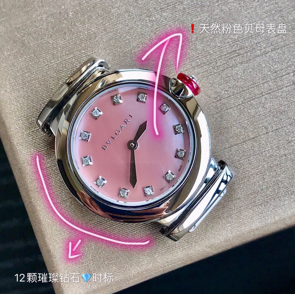 NO:158360,Bulgari pink mother-of-pearl dial, equipped with 12 VVS-class diamond hour markers. The national inspection diamond inspection certificate is blessed. Each table is corresponding to the QR code. Scan the QR code to check it on the official website of the inspection agency. A clear ruby ​​is embedded in the crown of each work in the LVCEA series, and a dazzling diamond is also inlaid in the middle, symbolizing the charming charm of women from the inside out!  I would like to emphasize that this watch head is composed of a set of 4 pieces, with a diamond on the top and a ruby ​​in the middle. The technology requirements for making this ruby ​​head are almost abnormal, because the hardware that needs to drill a round hole in the middle of the ruby ​​and pass through the bar are extremely accurate. If it is small, it cannot be worn in. If it is large, the ruby ​​will rotate and cannot adjust the time.19860909宝格丽 粉红色珍珠贝母表盘,配以12颗VVS级钻石时标. 国检钻石检测证书加持.一表一码对应 二维码扫一扫每只表都可以在检测机构官网查询 LVCEA系列每一件作品的表冠上都嵌入了一颗剔透的红宝石,中间还镶有一颗璀璨的钻石,象征着女性由内到外的迷人魅力！ 再强调一下就这个表头是4件套组成、最上面是一粒钻石、中间夹着一粒红宝石、制作这红宝石把头工艺要求几乎到了变态的程度,因为要在红宝石中间钻一个圆孔穿过巴的五金件尺寸精准度要求极高、小了穿不进去、大了红宝石会转动调不了时间,,louis vuitton,bvlgari,Watch