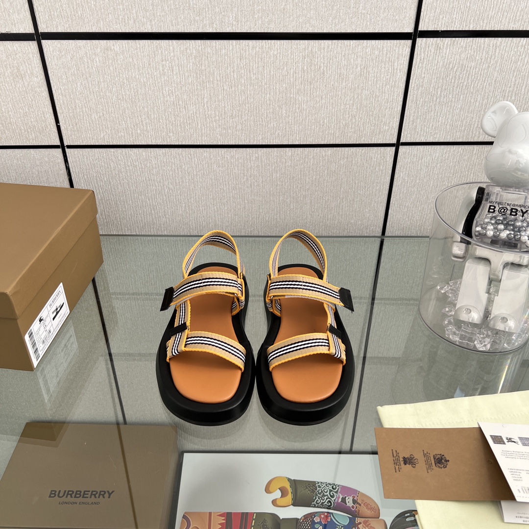 NO:260226,New BURBERRY new slippers.  Made by complex processes.  Absolutely high quality!  Imported special webbing, with the embellishment of logo, it's so cool. It's equipped with a full set of counter packaging. Size 35-40, sandals, burberry, burberry, sandals, slippers19860909新款BURBERRY巴宝莉新款拖鞋． 采用复杂的工序制造而成． 绝对高品质！进口特殊织带,加上Logo的点缀,太酷了 配全套专柜包装 码数35－40,凉鞋,burberry,burberry,sandals,slippers,Women's Shoes