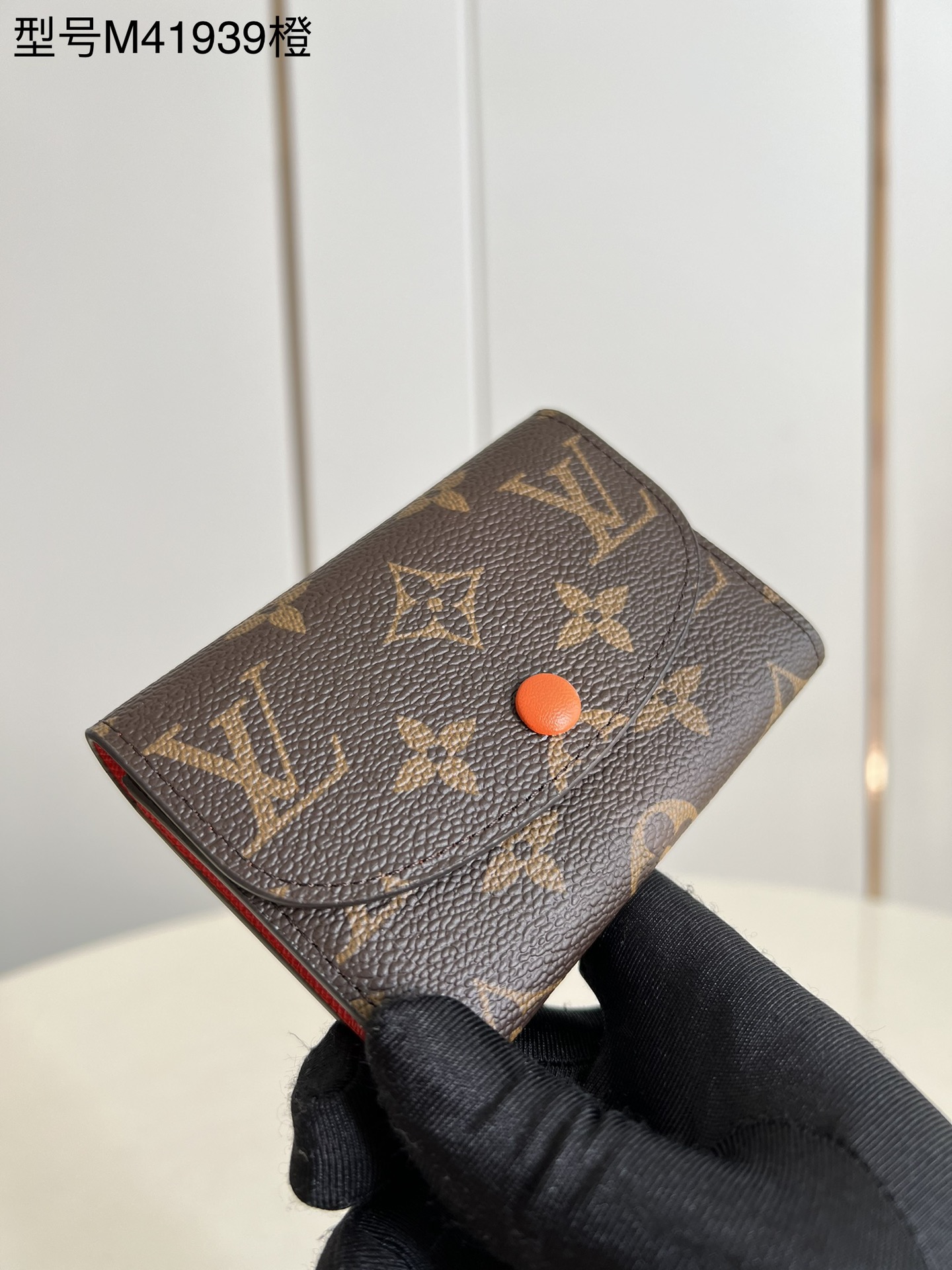 NO:398359,[Exclusive real photo M41939 orange] Short Doudou wallet, small and exquisite but extremely practical. This colorful envelope coin wallet is an ideal companion for modern women in urban life. It has a small figure and can easily be put into bags and even clothes. Size 11 x 8 x 2.5 cm v.180, LV [original leather], louis vuitton, wallets19860909【独家实拍M41939橙】短款豆豆钱夹 小巧玲珑却极为实用,此款多彩信封式零钱包是现代女性都市生活中的理想伴侣.身材小巧,轻松收入包袋甚至衣袋之中.尺寸11 x 8 x 2.5 厘米 v.180,LV【原厂皮】,louis vuitton,wallets,Bag