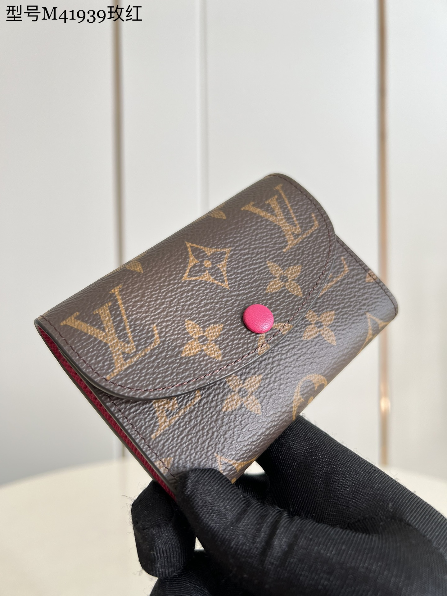 NO:398361,[Exclusive real photo M41939 Rose Red] Short Doudou Wallet, small and exquisite but extremely practical. This colorful envelope coin wallet is an ideal companion for modern women in urban life. It has a small figure and can easily be put into bags and even clothes. Size 11 x 8 x 2.5 cm v.180, LV [original leather], louis vuitton, wallets19860909【独家实拍M41939玫红】短款豆豆钱夹 小巧玲珑却极为实用,此款多彩信封式零钱包是现代女性都市生活中的理想伴侣.身材小巧,轻松收入包袋甚至衣袋之中.尺寸11 x 8 x 2.5 厘米 v.180,LV【原厂皮】,louis vuitton,wallets,Bag