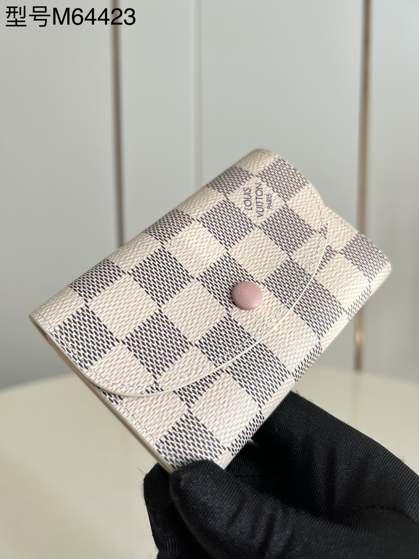 NO:398365,[Exclusive real photo M64423 white grid powder] Short Doudou wallet, small and exquisite but extremely practical. This colorful envelope coin wallet is an ideal companion for modern women in urban life. It has a small figure and can easily be put into bags and even clothes. Size 11 x 8 x 2.5 cm v.180, LV [original leather], louis vuitton, wallets19860909【独家实拍M64423白格粉】短款豆豆钱夹 小巧玲珑却极为实用,此款多彩信封式零钱包是现代女性都市生活中的理想伴侣.身材小巧,轻松收入包袋甚至衣袋之中.尺寸11 x 8 x 2.5 厘米 v.180,LV【原厂皮】,louis vuitton,wallets,Bag