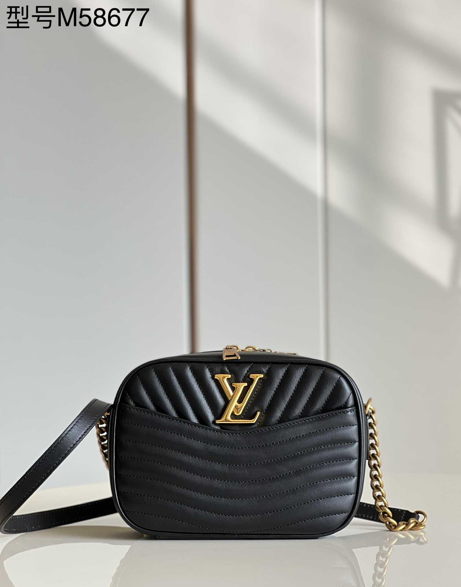 NO:398329,[Exclusive real shot M58677 black] New Wave camera bag shows the iconic wave quilt of the New Wave series in silky cowhide, and then uses retro LV to identify the finishing details. The exquisite configuration can accommodate daily needs, and the leather and chain shoulder straps achieve a comfortable shoulder and crossbody experience, and elegantly attend the day and night occasions. Detailed features 21.5 x 15.5 x 6 cm Q.,LV [original leather],louis vuitton,cowhide19860909【独家实拍M58677黑】New Wave 相机包以丝滑牛皮展现 New Wave 系列标志性的波浪绗缝,再以复古 LV 标识点睛细节.精巧构型可容纳日常所需,皮革及链条肩带实现舒适肩背和斜挎体验,优雅出席昼夜场合.详细特征21.5 x 15.5 x 6 厘米 Q.,LV【原厂皮】,louis vuitton,cowhide,Bag