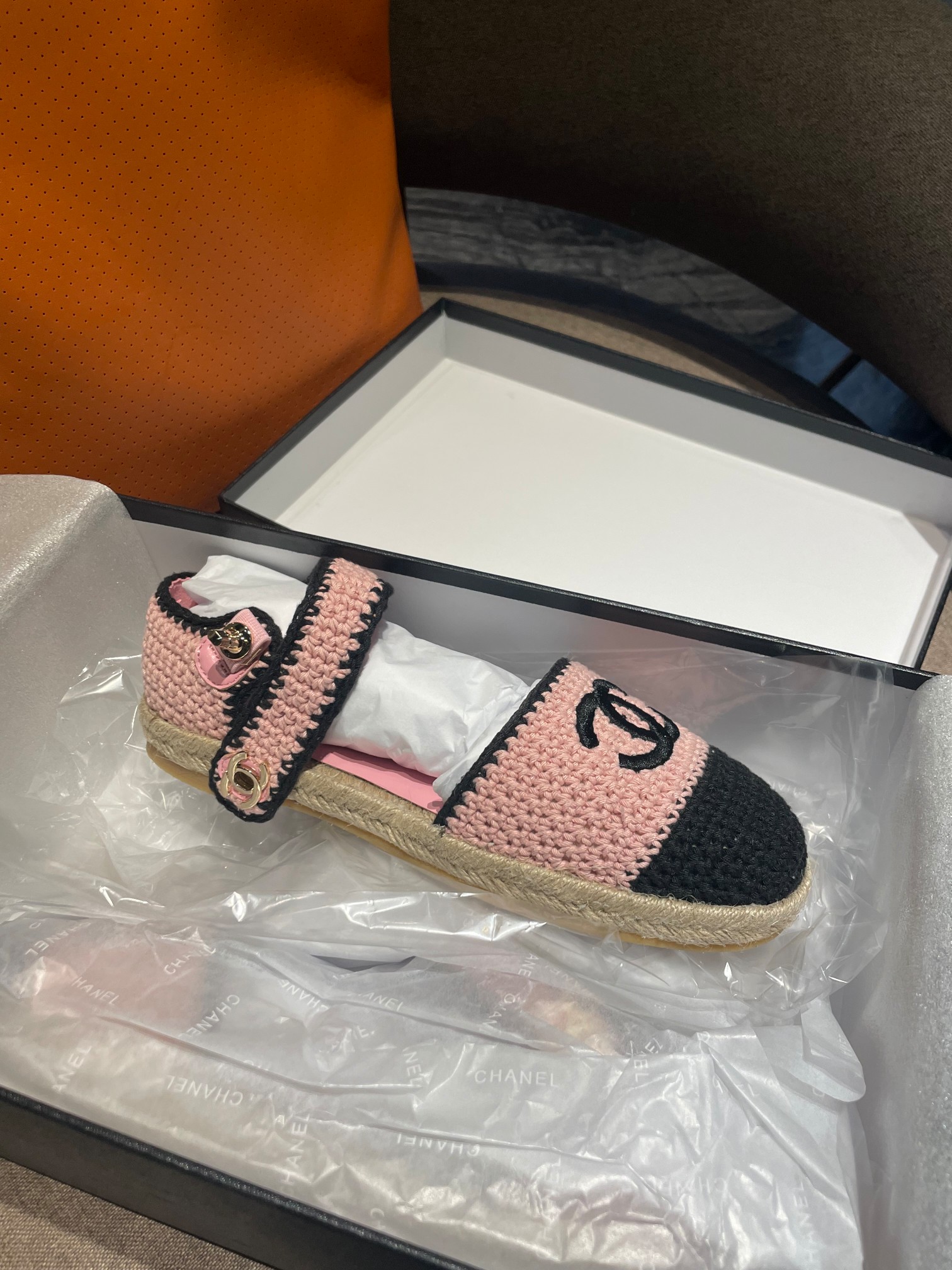 K0   Chanel 香奈儿高版本｜小香𝟐𝟎𝟐𝟐/𝐒𝐒 𝐧𝐞𝐰手工编织渔夫凉鞋今年春夏爆款🔥🔥🔥 采用手工工艺精心制作，一个工人手工一天只能编织三对鞋面机器无法编织出原版效果 香家渔夫鞋经典元素设计，高级感十足国外ins博主力荐的一款，复古又时髦 上脚美炸了官网主推款✔️ꫛꫀꪝ Go➫ 材质：❶鞋面： 原版定制手工编织面料❷内里垫脚： 进口山羊皮❸大底： 手工麻绳编织底➕ 原版1:1定制底片❹