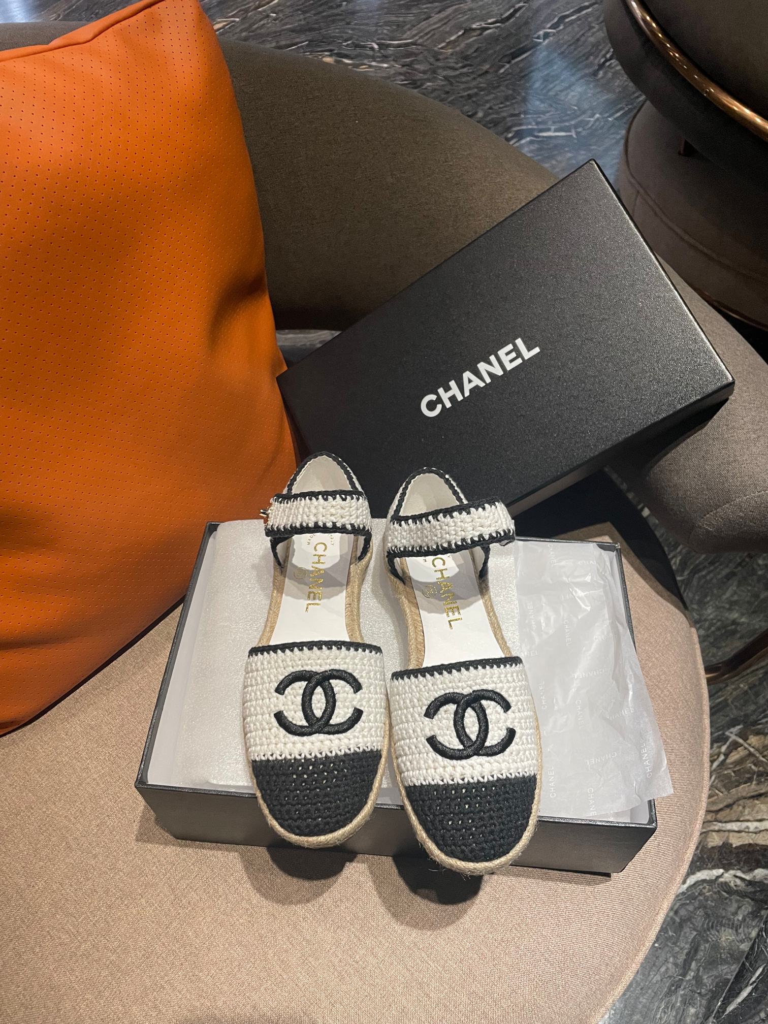 K0   Chanel 香奈儿高版本｜小香𝟐𝟎𝟐𝟐/𝐒𝐒 𝐧𝐞𝐰手工编织渔夫凉鞋今年春夏爆款🔥🔥🔥 采用手工工艺精心制作，一个工人手工一天只能编织三对鞋面机器无法编织出原版效果 香家渔夫鞋经典元素设计，高级感十足国外ins博主力荐的一款，复古又时髦 上脚美炸了官网主推款✔️ꫛꫀꪝ Go➫ 材质：❶鞋面： 原版定制手工编织面料❷内里垫脚： 进口山羊皮❸大底： 手工麻绳编织底➕ 原版1:1定制底片❹