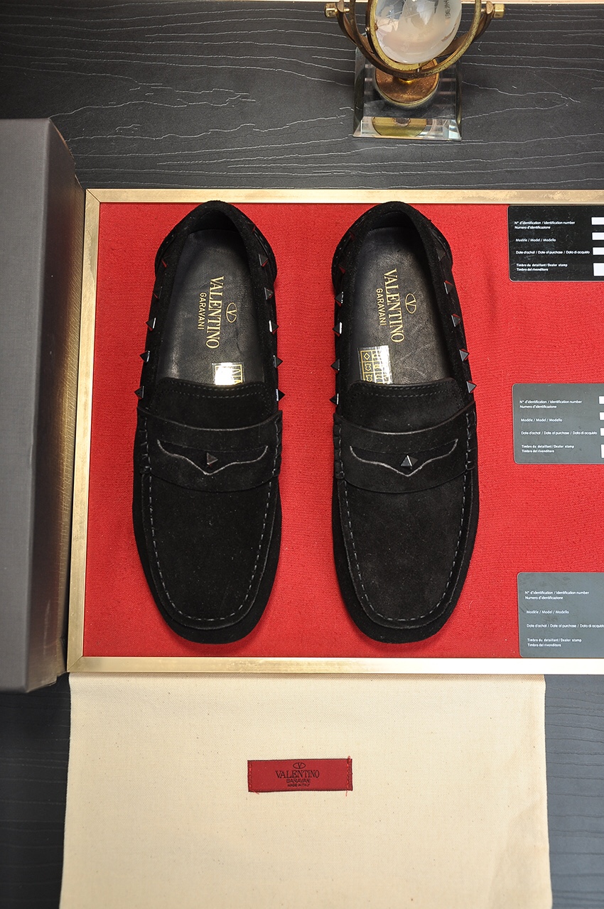 J0 VALENTINO 华伦天奴 2022新品驾车休闲鞋抢先发售,原版牛皮面料,牛皮内里、牛里PU活动鞋垫,鞋面饰扣点缀,奢华升级,做工精细,柔软舒适更透气吸汗,鞋底采用原版双色大底,轻便舒适、防滑耐磨3色 Size:38-45