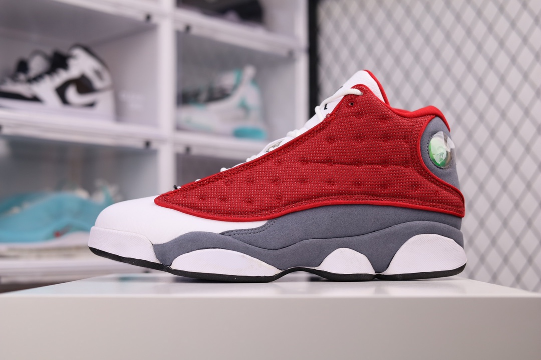 I0 莞产纯原Air Jordan AJ13 Retro 灰红 DJ5982- F5 0 东莞大厂纯原出品 原鞋开发 版型近乎零偏差 采购原厂皮料 LOGO五金部件高价开发模 杜绝一眼假版本 原鞋1:1开模大底共3层贴合工艺 三层中间加入海玻璃缓震鞋垫 大底采用进口一次MD而非市面二次MD低价原料成型 进口MD材料异味较少比原鞋还少 市面异味大刺鼻