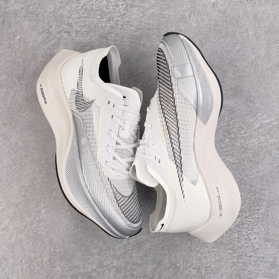 图片[3]-＃纯原福利 NK ZoomX Vaporfly Next% 马拉松一代跑鞋 鞋面使用了全新 Vaporweave 科技 这种类似蝉翼的材质相比 Flyknit 更加轻薄透气 非对称的鞋带系统和泡棉护垫的加入令舒适度更高 鞋头辅以超大的 Swoosh 点缀 再配上流线型外观设计 时尚感十足 尺码：36 36.5 37.5 38 38.5 39 40 40.5 41 42 42.5 43 44 44.5 45-选品中心