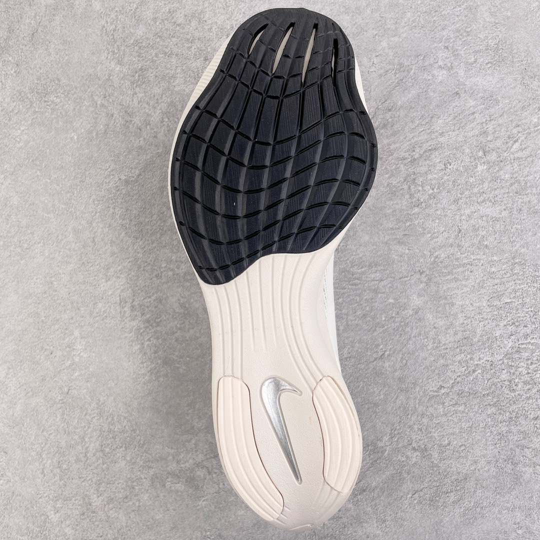 图片[8]-＃纯原福利 NK ZoomX Vaporfly Next% 马拉松一代跑鞋 鞋面使用了全新 Vaporweave 科技 这种类似蝉翼的材质相比 Flyknit 更加轻薄透气 非对称的鞋带系统和泡棉护垫的加入令舒适度更高 鞋头辅以超大的 Swoosh 点缀 再配上流线型外观设计 时尚感十足 尺码：36 36.5 37.5 38 38.5 39 40 40.5 41 42 42.5 43 44 44.5 45-选品中心