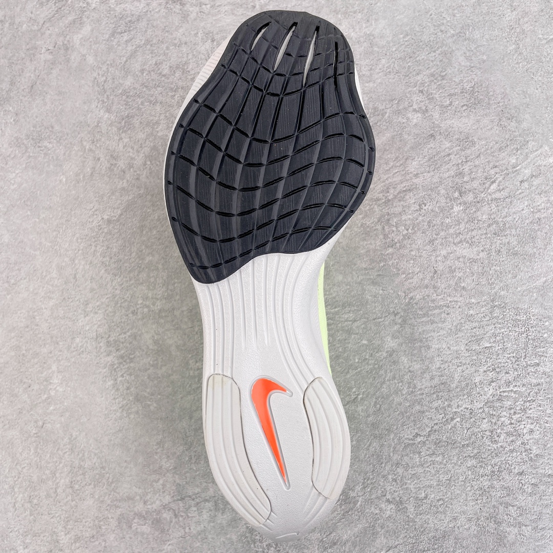 图片[9]-＃纯原福利 NK ZoomX Vaporfly Next% 马拉松一代跑鞋 鞋面使用了全新 Vaporweave 科技 这种类似蝉翼的材质相比 Flyknit 更加轻薄透气 非对称的鞋带系统和泡棉护垫的加入令舒适度更高 鞋头辅以超大的 Swoosh 点缀 再配上流线型外观设计 时尚感十足 尺码：36 36.5 37.5 38 38.5 39 40 40.5 41 42 42.5 43 44 44.5 45-选品中心