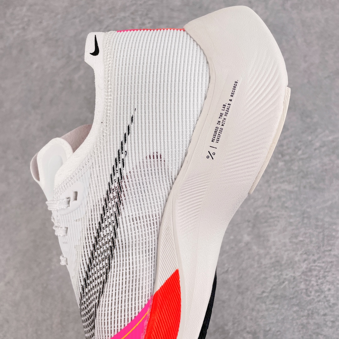 图片[7]-＃纯原福利 NK ZoomX Vaporfly Next% 马拉松一代跑鞋 鞋面使用了全新 Vaporweave 科技 这种类似蝉翼的材质相比 Flyknit 更加轻薄透气 非对称的鞋带系统和泡棉护垫的加入令舒适度更高 鞋头辅以超大的 Swoosh 点缀 再配上流线型外观设计 时尚感十足 尺码：36 36.5 37.5 38 38.5 39 40 40.5 41 42 42.5 43 44 44.5 45-选品中心