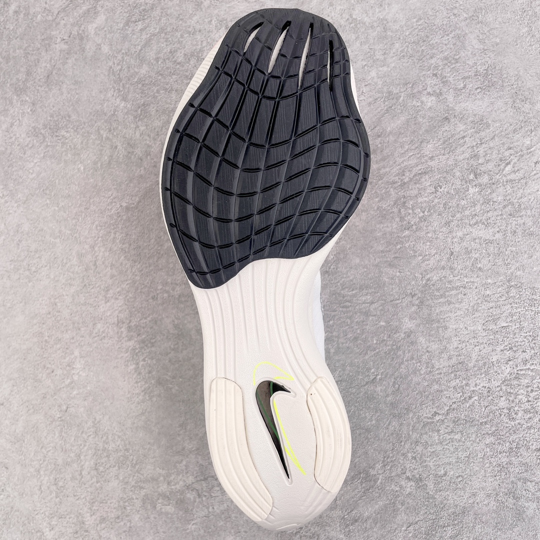 图片[9]-＃纯原福利 NK ZoomX Vaporfly Next% 马拉松一代跑鞋 鞋面使用了全新 Vaporweave 科技 这种类似蝉翼的材质相比 Flyknit 更加轻薄透气 非对称的鞋带系统和泡棉护垫的加入令舒适度更高 鞋头辅以超大的 Swoosh 点缀 再配上流线型外观设计 时尚感十足 尺码：36 36.5 37.5 38 38.5 39 40 40.5 41 42 42.5 43 44 44.5 45-选品中心