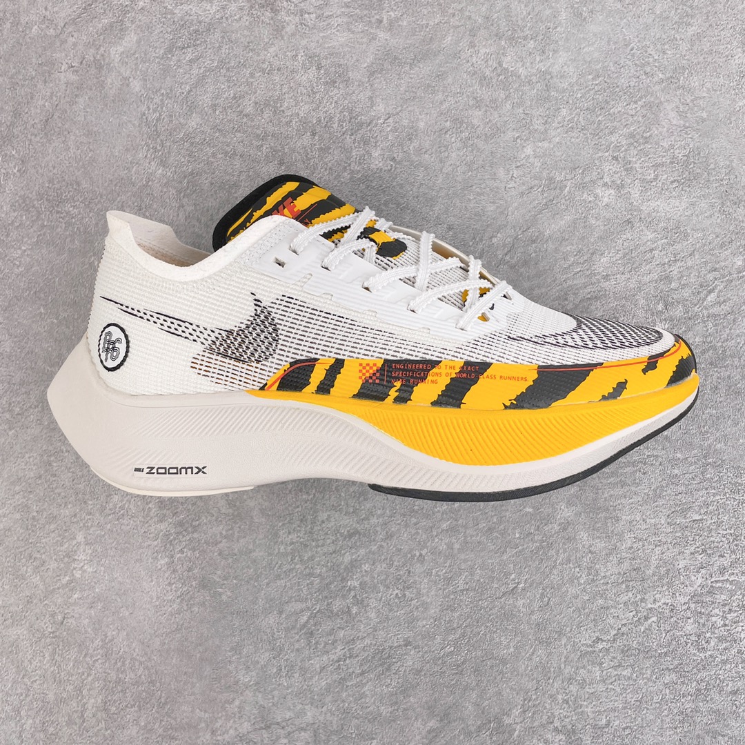 ＃纯原福利 NK ZoomX Vaporfly Next% 马拉松一代跑鞋 鞋面使用了全新 Vaporweave 科技 这种类似蝉翼的材质相比 Flyknit 更加轻薄透气 非对称的鞋带系统和泡棉护垫的加入令舒适度更高 鞋头辅以超大的 Swoosh 点缀 再配上流线型外观设计 时尚感十足 尺码：36 36.5 37.5 38 38.5 39 40 40.5 41 42 42.5 43 44 44.5 45-选品中心