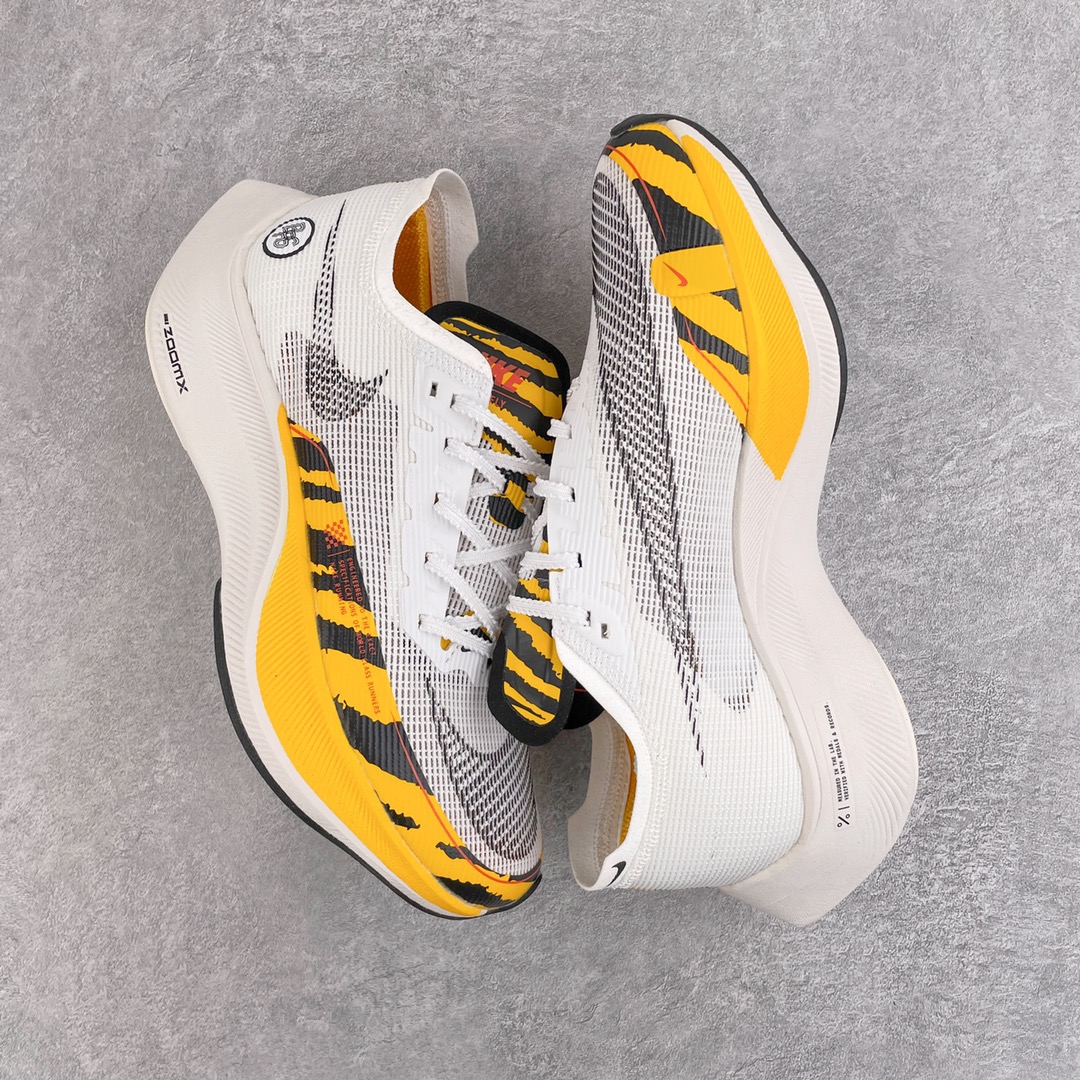 图片[3]-＃纯原福利 NK ZoomX Vaporfly Next% 马拉松一代跑鞋 鞋面使用了全新 Vaporweave 科技 这种类似蝉翼的材质相比 Flyknit 更加轻薄透气 非对称的鞋带系统和泡棉护垫的加入令舒适度更高 鞋头辅以超大的 Swoosh 点缀 再配上流线型外观设计 时尚感十足 尺码：36 36.5 37.5 38 38.5 39 40 40.5 41 42 42.5 43 44 44.5 45-选品中心