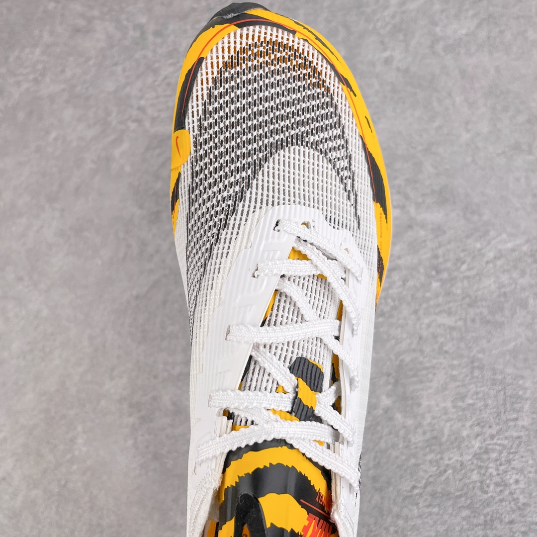 图片[4]-＃纯原福利 NK ZoomX Vaporfly Next% 马拉松一代跑鞋 鞋面使用了全新 Vaporweave 科技 这种类似蝉翼的材质相比 Flyknit 更加轻薄透气 非对称的鞋带系统和泡棉护垫的加入令舒适度更高 鞋头辅以超大的 Swoosh 点缀 再配上流线型外观设计 时尚感十足 尺码：36 36.5 37.5 38 38.5 39 40 40.5 41 42 42.5 43 44 44.5 45-选品中心