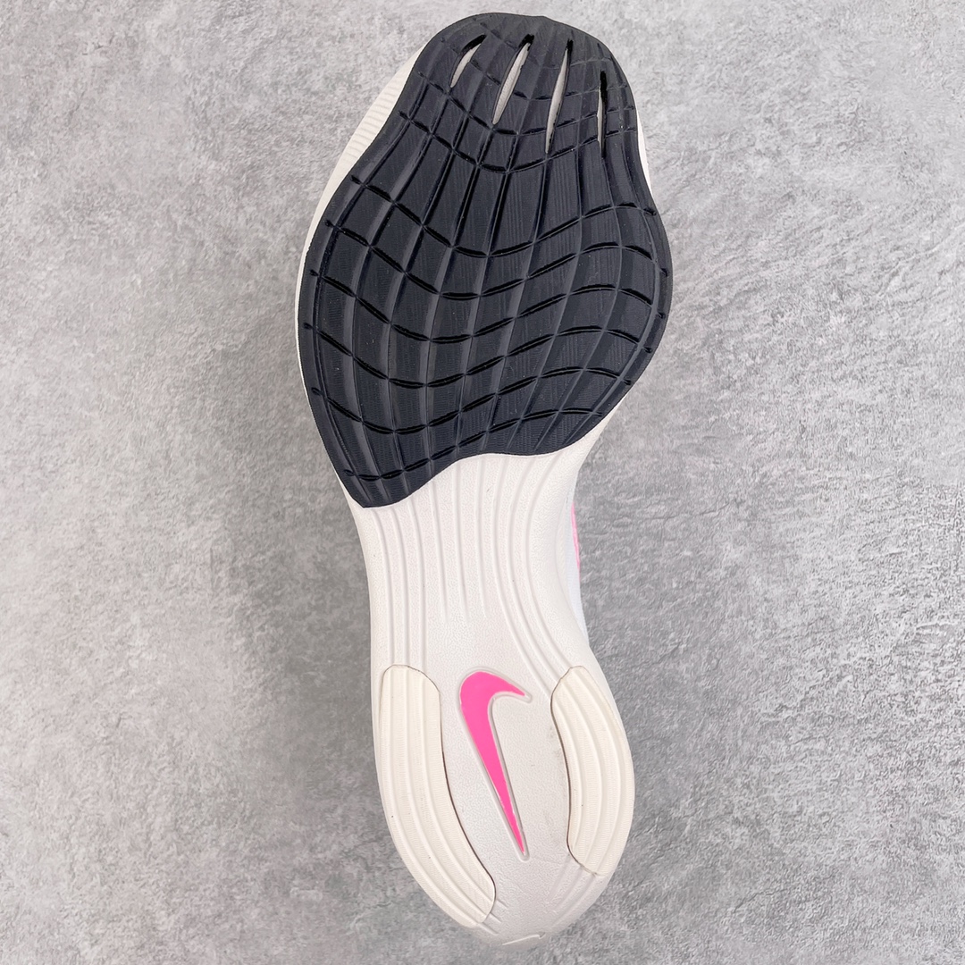 图片[9]-＃纯原福利 NK ZoomX Vaporfly Next% 马拉松一代跑鞋 鞋面使用了全新 Vaporweave 科技 这种类似蝉翼的材质相比 Flyknit 更加轻薄透气 非对称的鞋带系统和泡棉护垫的加入令舒适度更高 鞋头辅以超大的 Swoosh 点缀 再配上流线型外观设计 时尚感十足 尺码：36 36.5 37.5 38 38.5 39 40 40.5 41 42 42.5 43 44 44.5 45-选品中心