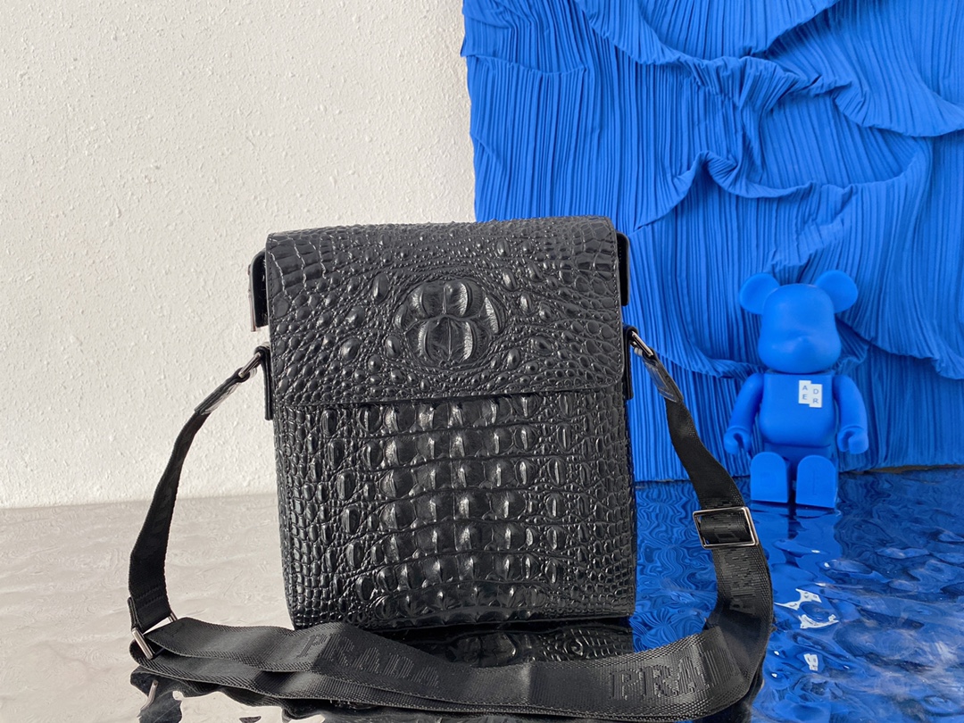 J5  普拉达 Prada  鳄鱼纹牛皮单肩包 男士斜挎包 采用精湛镶嵌细工，经典百搭 实物拍摄 原厂原版面料 配送小票防尘袋 29 x 27 cm