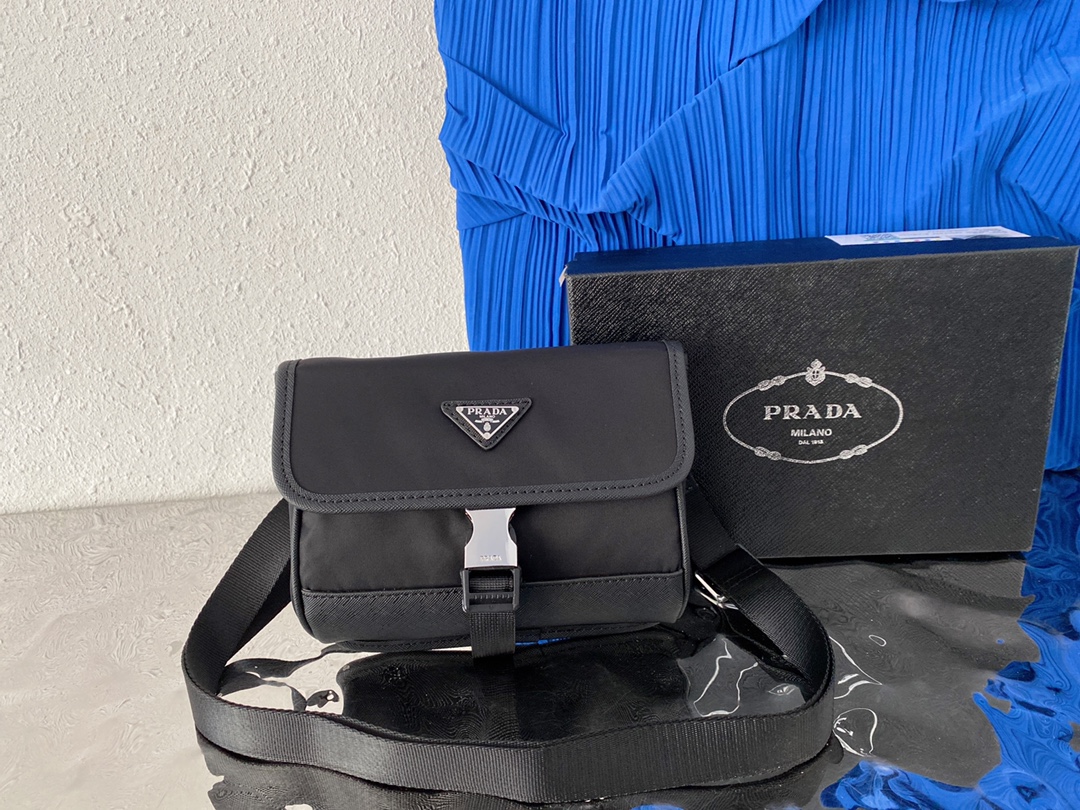 J0  普拉达 Prada  Saffiano尼龙布三角标手机包 单肩斜挎包 采用精湛镶嵌细工，经典百搭 实物拍摄 原厂原版面料 2ZH108 配送小票防尘袋 礼盒 20 x 15 cm