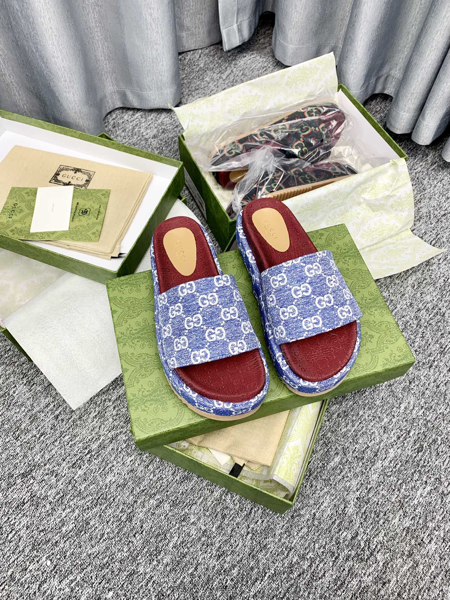 NO:166439,Top version Gucci North Co-branded / Spring and Summer New Couple Electric Embroidered Thick-soled Slippers Hot Style is launched ——————————————————————————————————————————— Perfect interpretation!  The original development supports any market comparison!  Attentive materials!  Built after months!  The style is extremely beautiful!  Unique charming fabric is made from original one-to-one!  The free version of the market is sold out!  Stitched lines and three-dimensional!  Advanced and high-end Go material, double G electric embroidery, environmentally friendly washing tannin fabric, imported sheepskin footbed, broad sole!  Original Pu Water Platform original rubber outsole market highest version ................................... Size35-42 Colour3cm, slippers, gucci, The North Face, slippers, sheepskin19860909顶级版本 Gucci 北面联名 /春夏新款情侣款电绣厚底拖鞋  爆款上线 ——————— ——————— 完美诠释的淋漓尽致！原版开发支持市场任意对比！用心的材料！历经数月打造！版型做到极致漂亮！独具魅力 面料采用原版一比一刻制！秒杀市场随意版！刺线以及立体感十足！高级且上档次 Go 材料 鞋面双G电绣环保水洗丹宁面料 垫脚进口羊皮 大底！原版pu水台原版橡胶大底市场最高版本 ............................................. Size35-42 Colour3cm,拖鞋,gucci,The North Face,slippers,sheepskin,Women's Shoes