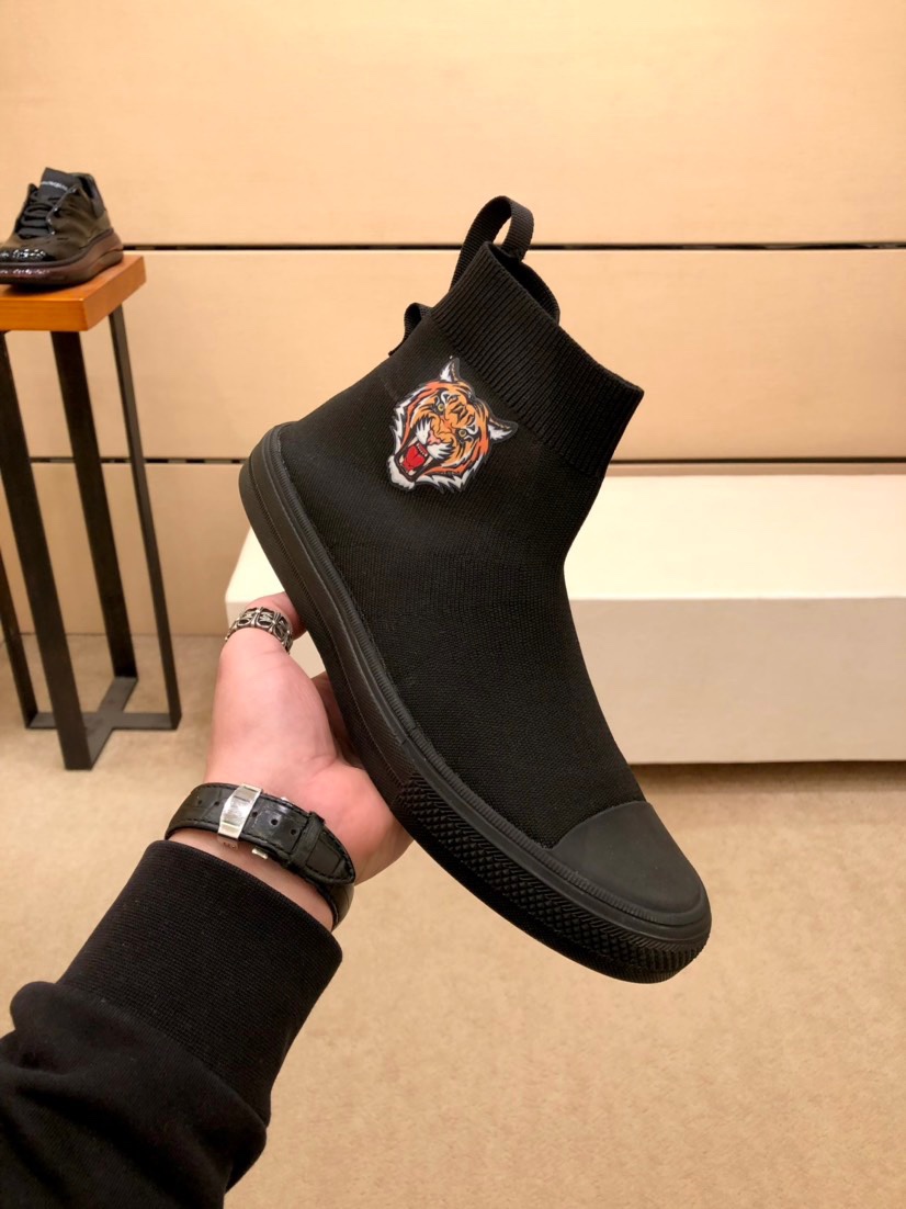 I5 . 无标款袜子鞋，巴黎世家运动鞋慢跑鞋，鞋面采用飞织一次成型工艺，原版橡胶大底