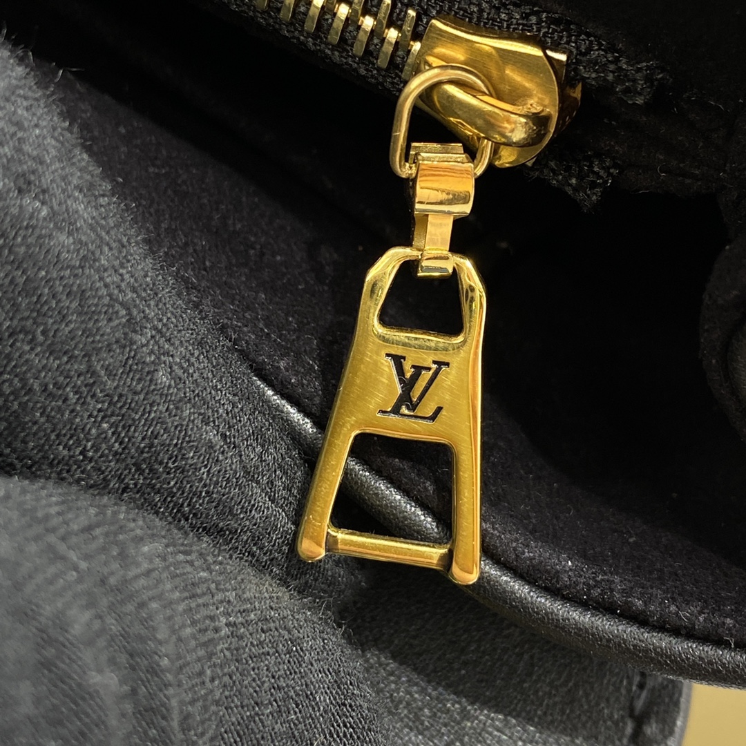 Online
 Louis Vuitton LV New Wave Handbags Crossbody & Shoulder Bags Black Gold Green Grey Red White Yellow Engraving Vintage Chains m58550