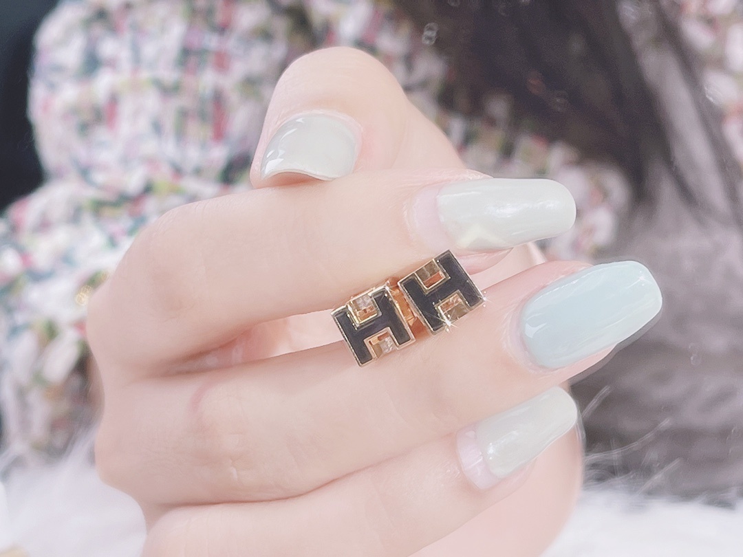 Cage d‘H耳钉,全网都在改Pop H耳钉🔥
好多人问Cage H小方块能不能改,理论上是可以的,