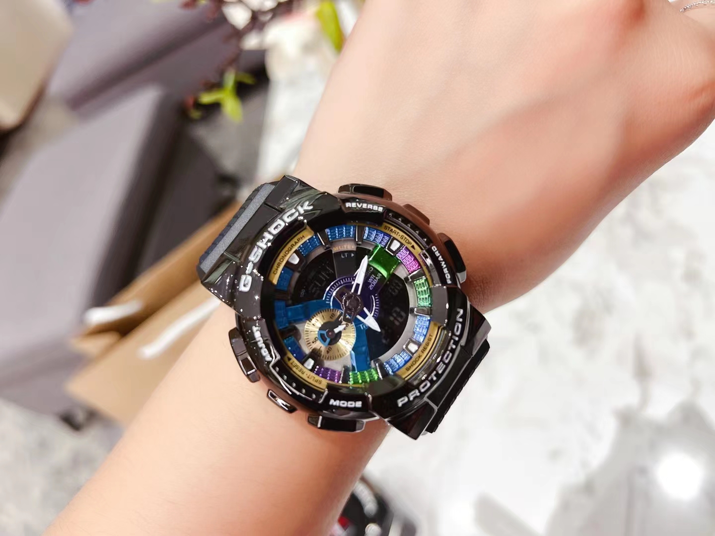 G5     Casio 卡西欧 G-SHOCK 炫彩 超潮流时尚，上手的效果真的美炸了原单版本哦，很清新的感觉，和夏天很配搭配各种短袖那是绝配功能：满足你一切运动使用需求/防震/防磁/世界时间 LED照明，倒计时，闹铃，间歇响报，日历. VISDAM 跑量款 挑战全网最高性价比