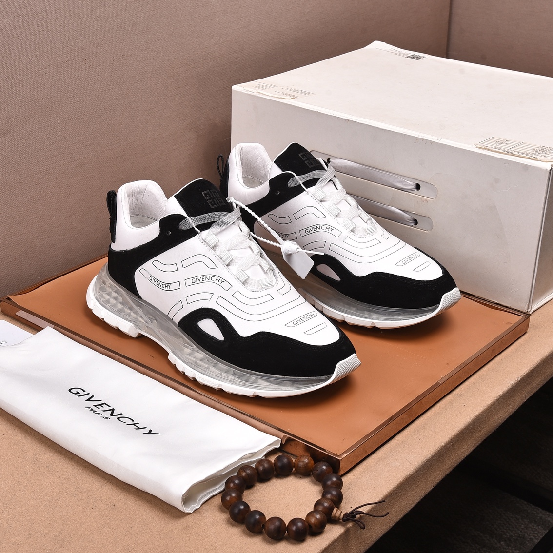 J5   Givenchy  纪梵希 2022 专柜同步 人手一双 不容错过 专柜买版 完全1:1 开模定制顶级版本 原版展示提供对比 让大货做到和原版0区别实物和图片来见证1面料：原版头层牛皮 2内里：原版弹力布配牛皮内里 干爽 舒适3鞋底：正品独家私模气垫大底