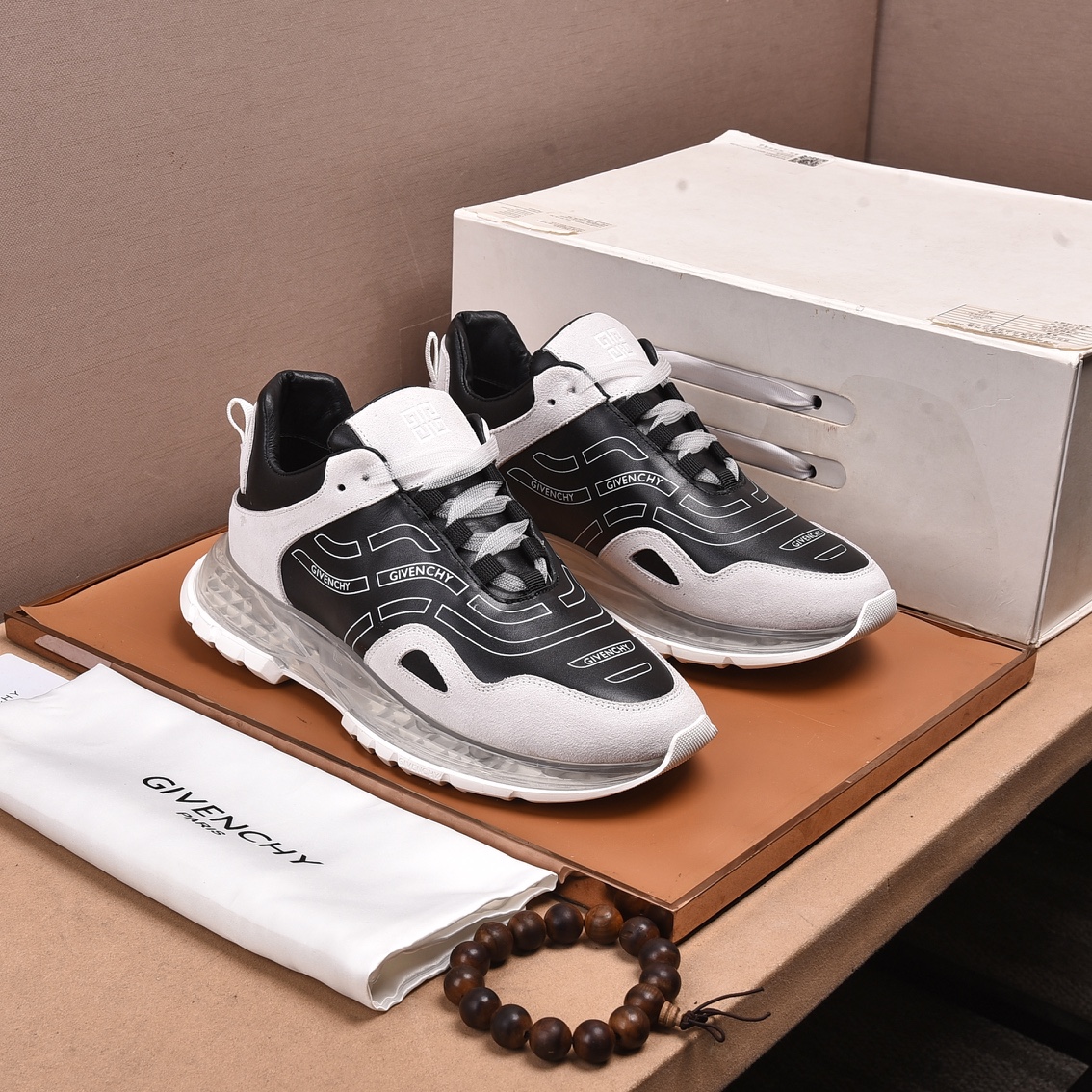 J5   Givenchy  纪梵希 2022 专柜同步 人手一双 不容错过 专柜买版 完全1:1 开模定制顶级版本 原版展示提供对比 让大货做到和原版0区别实物和图片来见证1面料：原版头层牛皮 2内里：原版弹力布配牛皮内里 干爽 舒适3鞋底：正品独家私模气垫大底