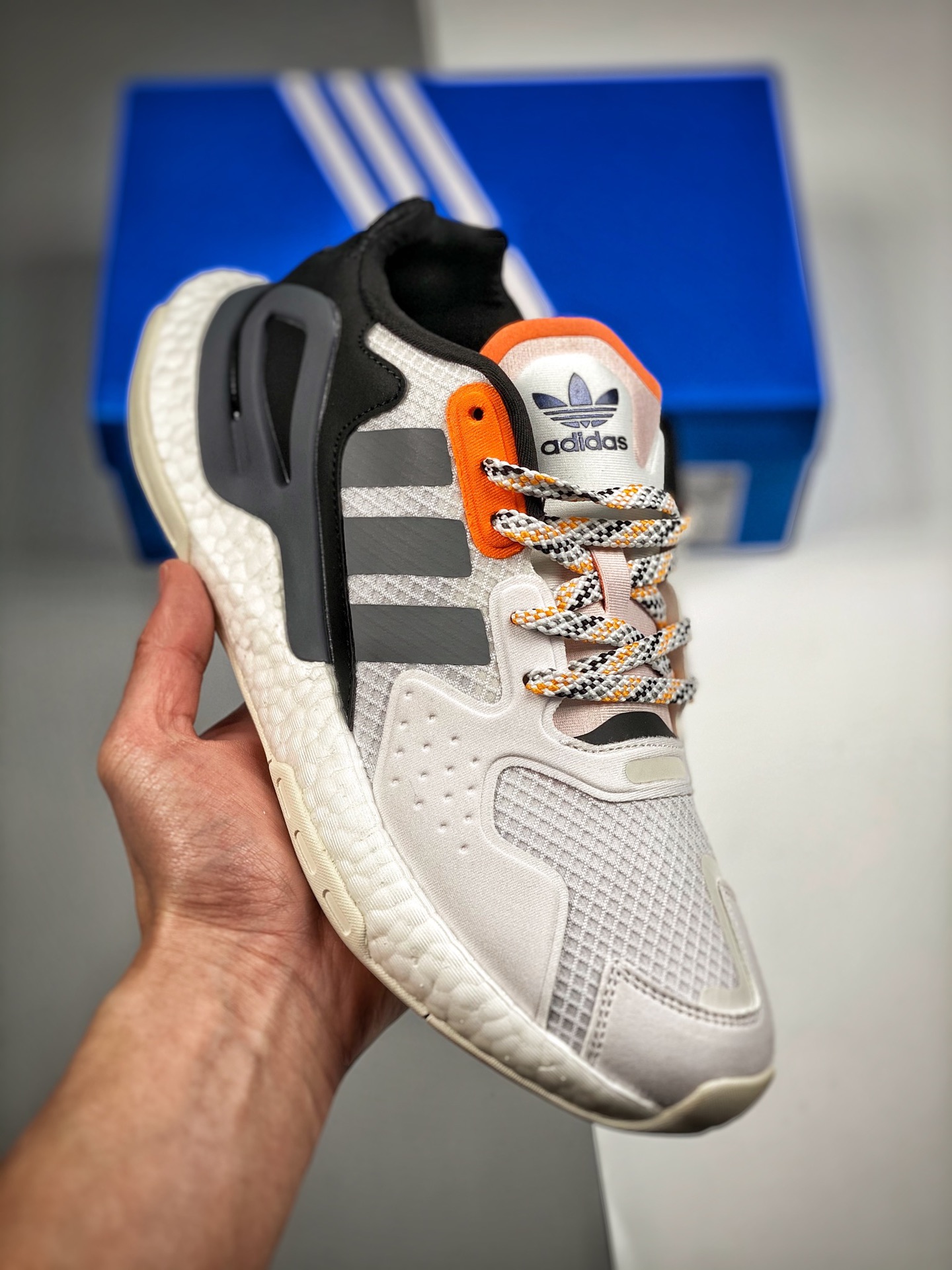 AD Day Jogger 夜行者二代 官网同步上架 新品首发 陈奕迅同款经典运动鞋 货号：FX5996 尺码： 36 36.5 37.5 38 38.5 39 40 40.5 41 42 42.5 43 44 45
