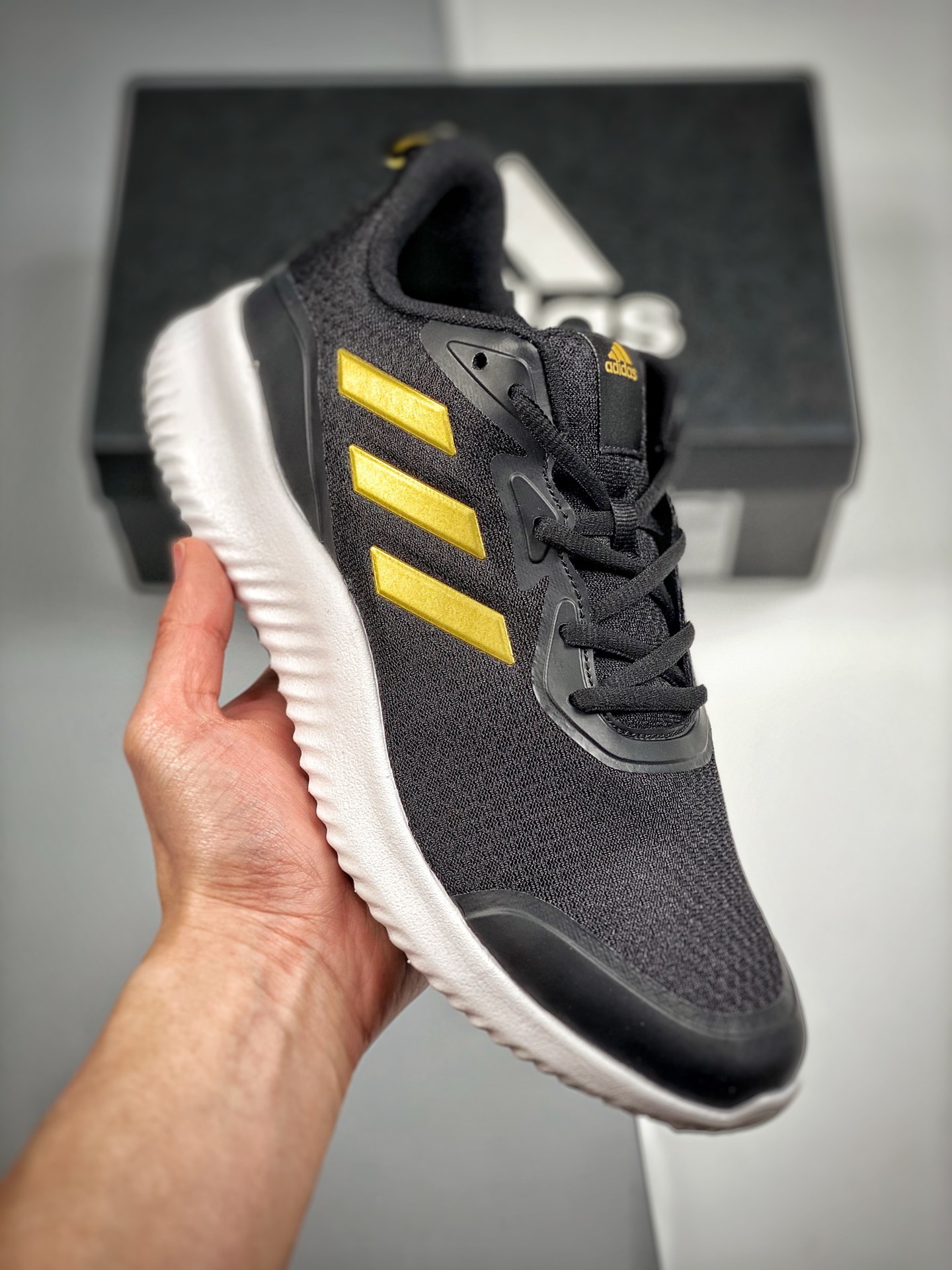 Adidas ALPHAMAGMA zapatos negro y amarillo con parte superior de tela, la puntera y el talón buscan aportar una sensaci…