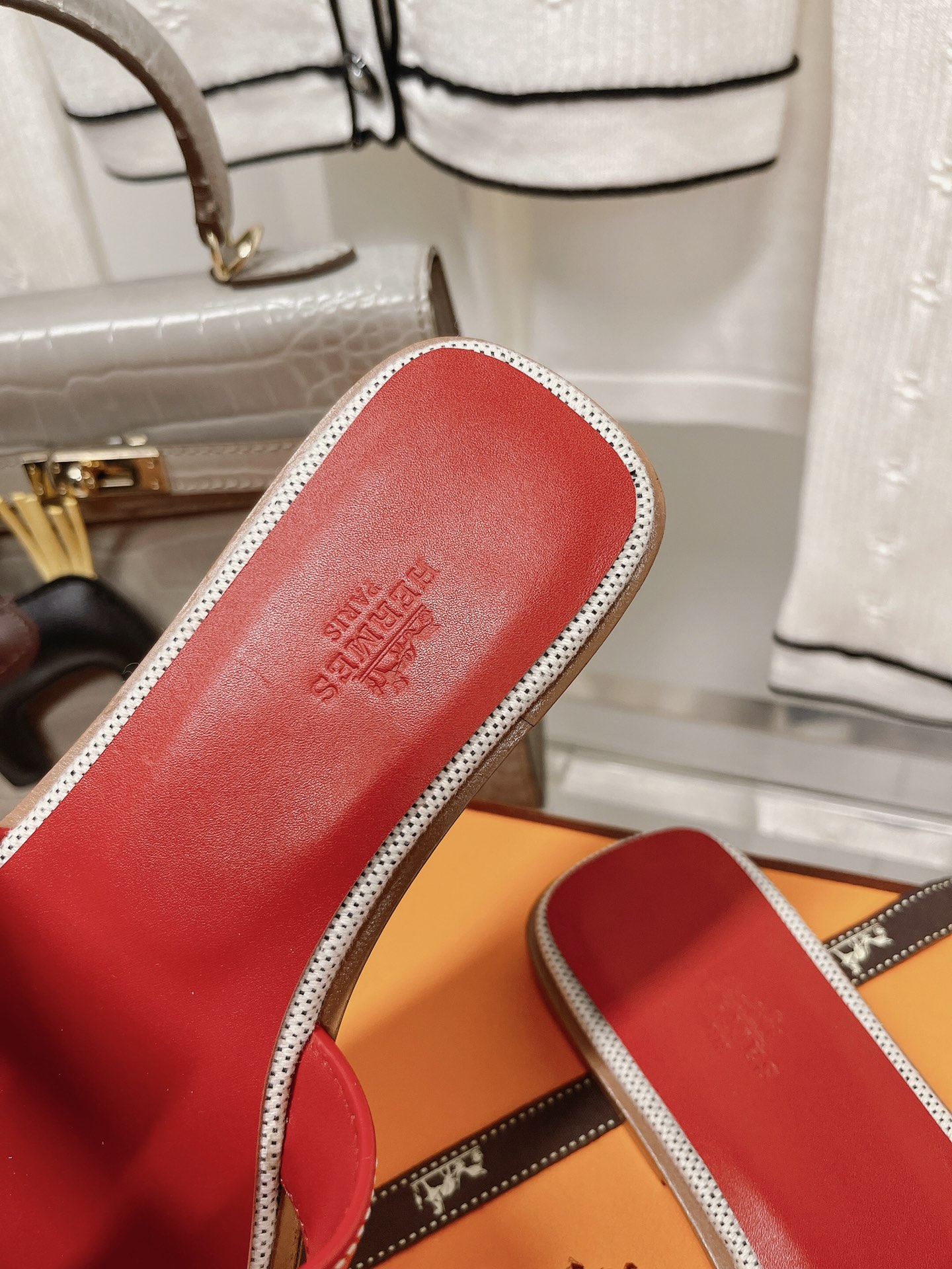. suela de cuero de gama alta. HERMES2022 última versión mejorada del clásico H zapatillas de viaje 