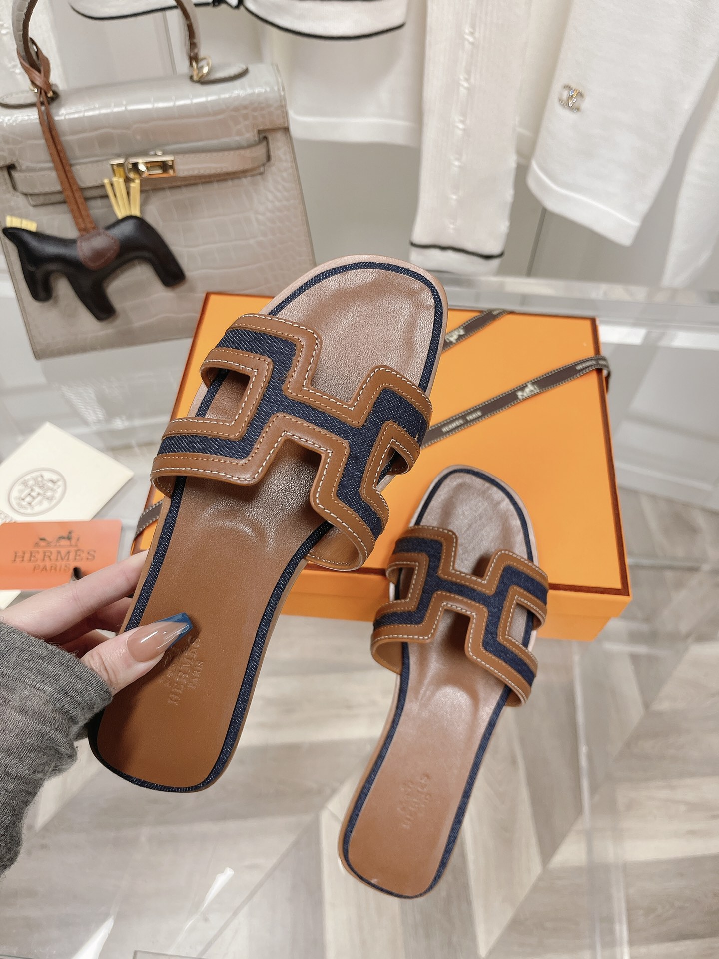 . suela de cuero de gama alta. HERMES2022 última versión mejorada del clásico H zapatillas de viaje 