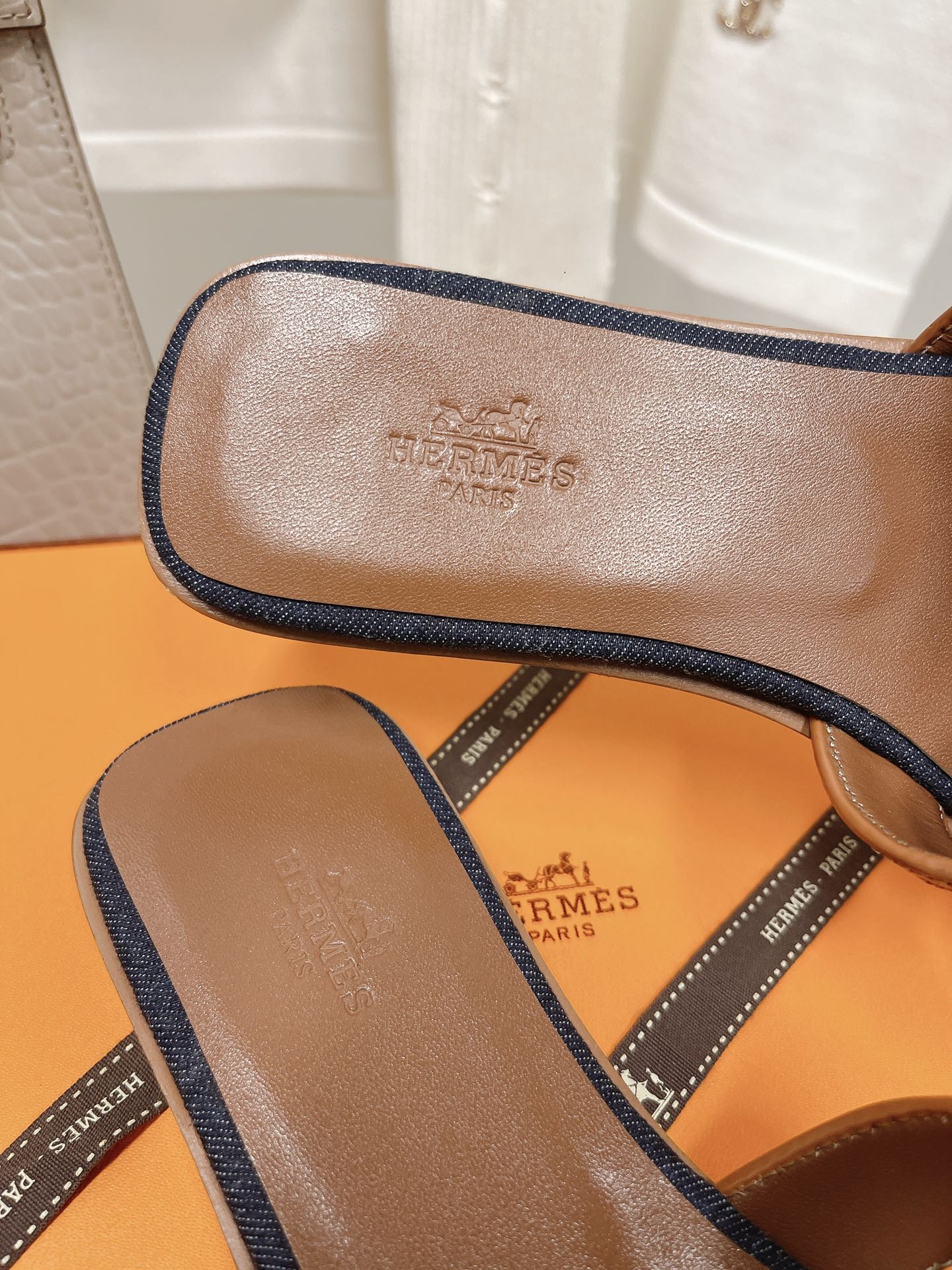 . suela de cuero de gama alta. HERMES2022 última versión mejorada del clásico H zapatillas de viaje 