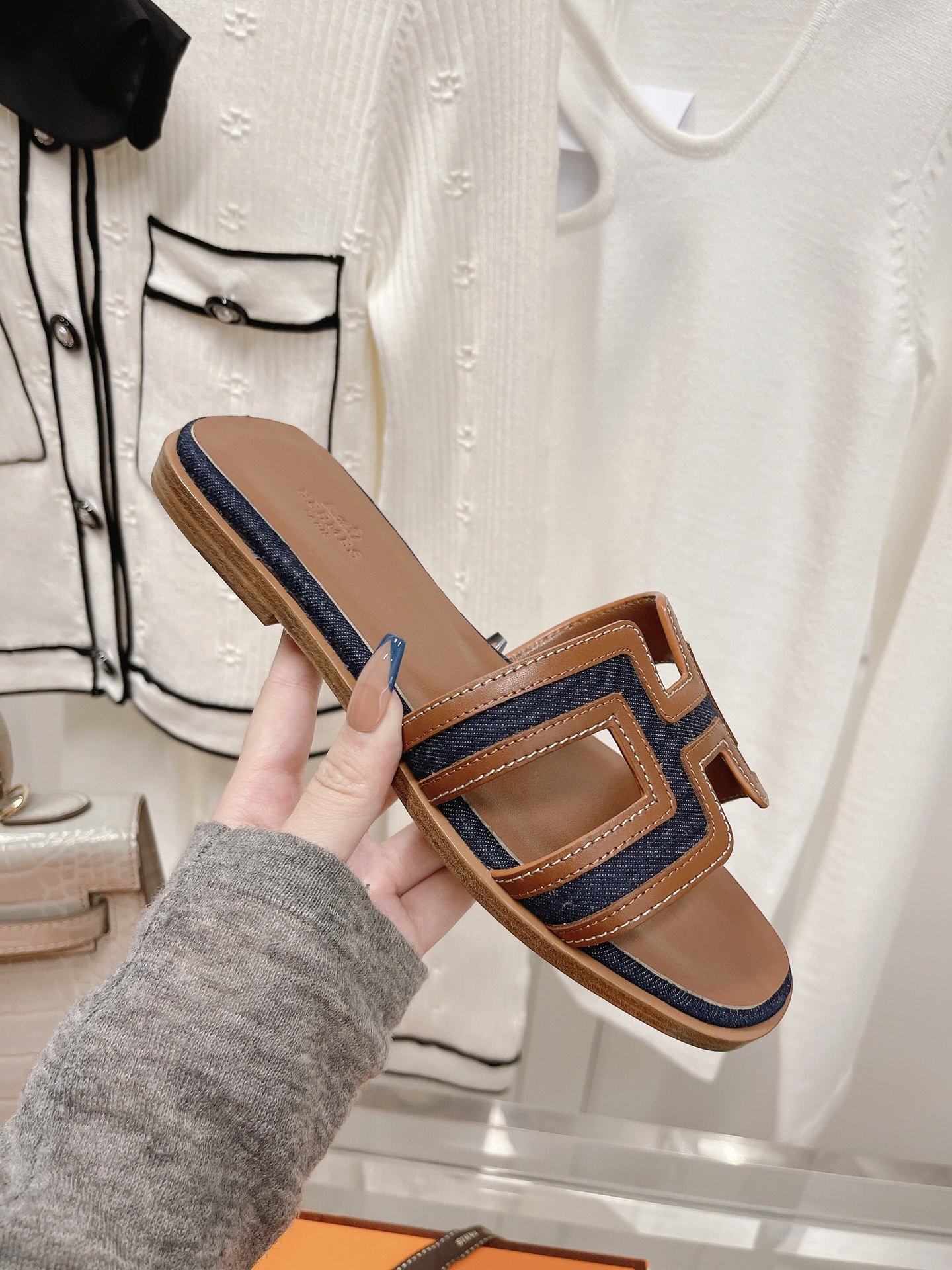 . suela de cuero de gama alta. HERMES2022 última versión mejorada del clásico H zapatillas de viaje 