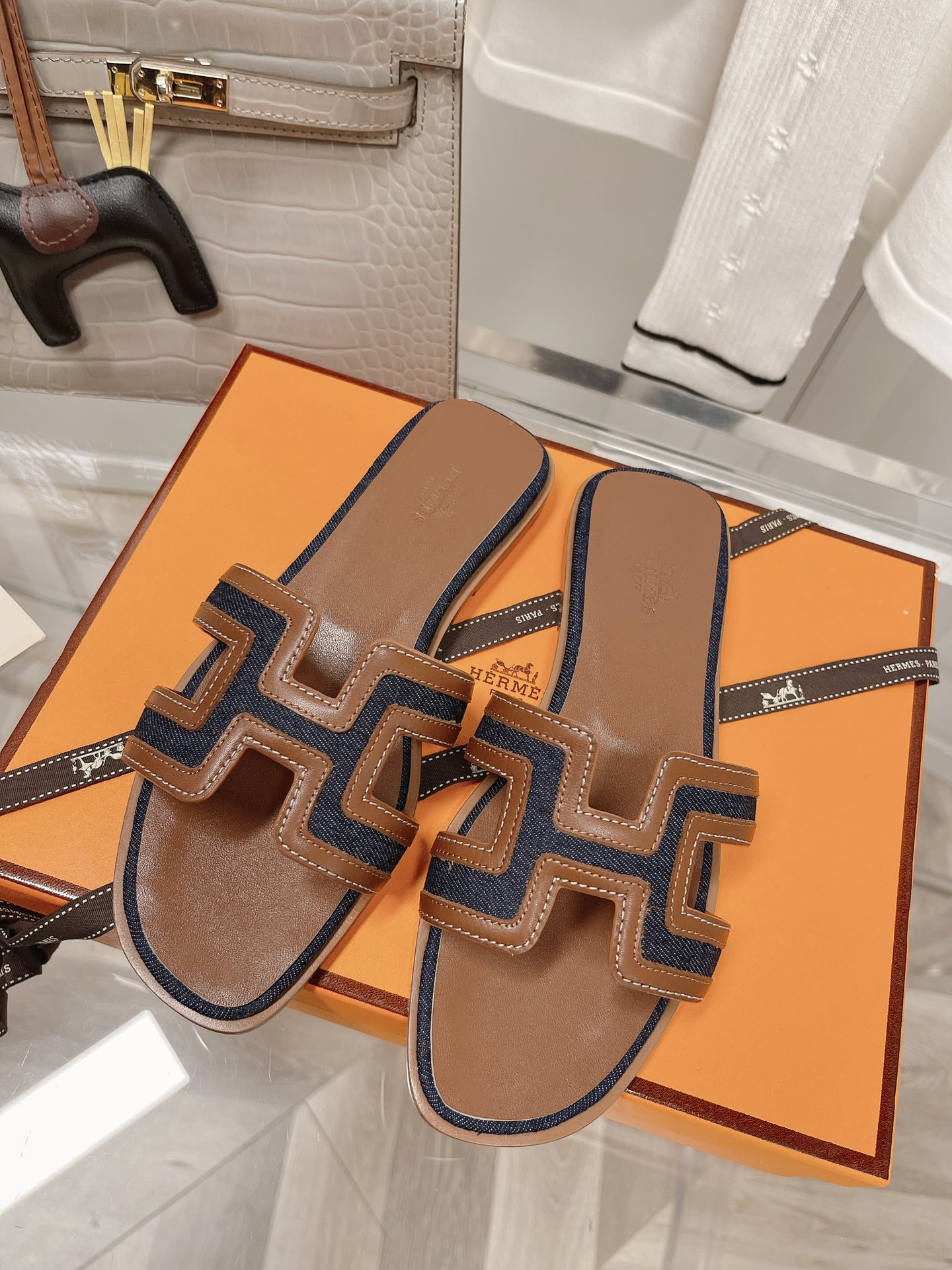 . suela de cuero de gama alta. HERMES2022 última versión mejorada del clásico H zapatillas de viaje 