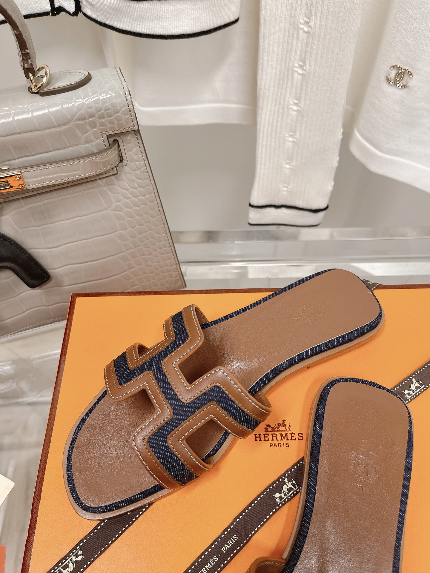 . suela de cuero de gama alta. HERMES2022 última versión mejorada del clásico H zapatillas de viaje 