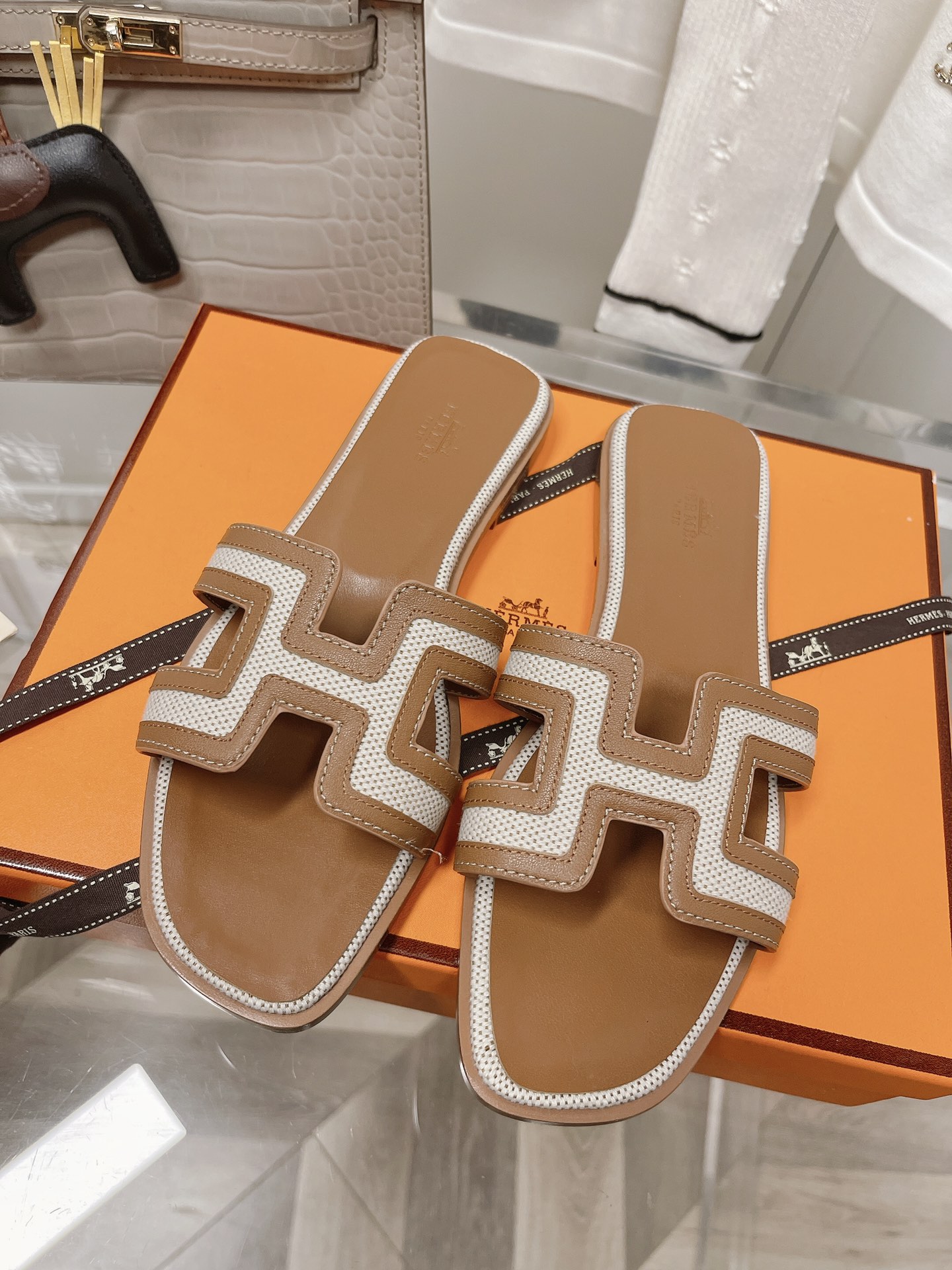 . suela de cuero de gama alta. HERMES2022 última versión mejorada del clásico H zapatillas de viaje 