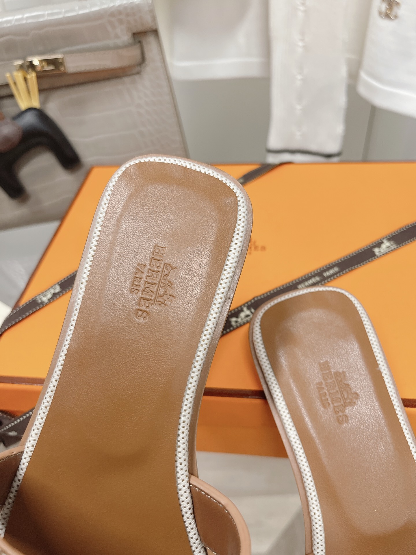 . suela de cuero de gama alta. HERMES2022 última versión mejorada del clásico H zapatillas de viaje 