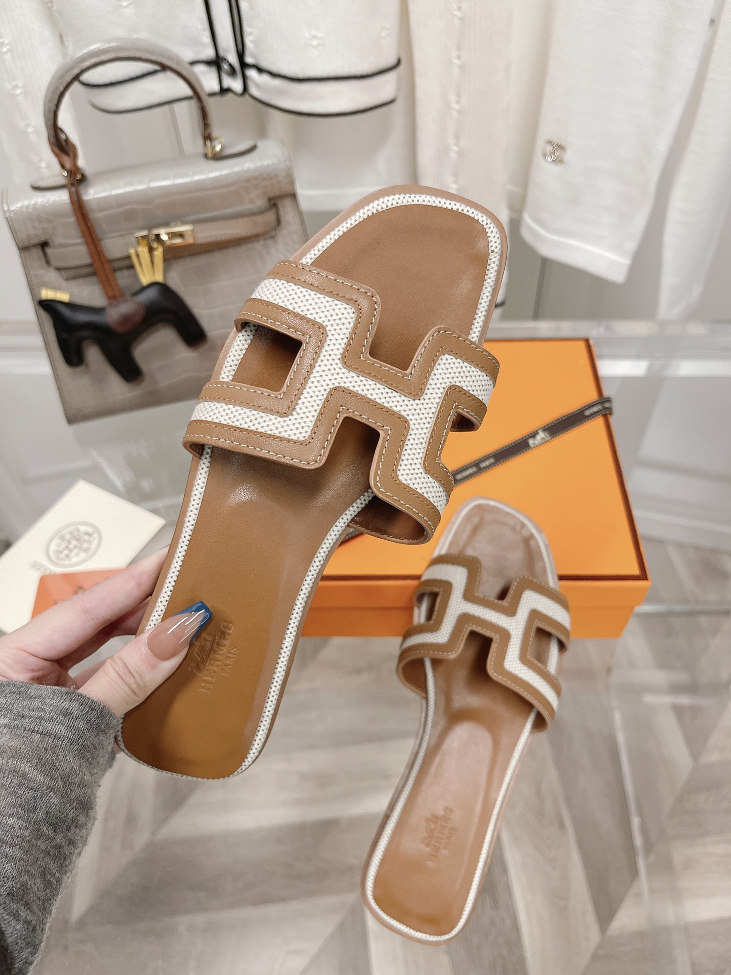 . suela de cuero de gama alta. HERMES2022 última versión mejorada del clásico H zapatillas de viaje 