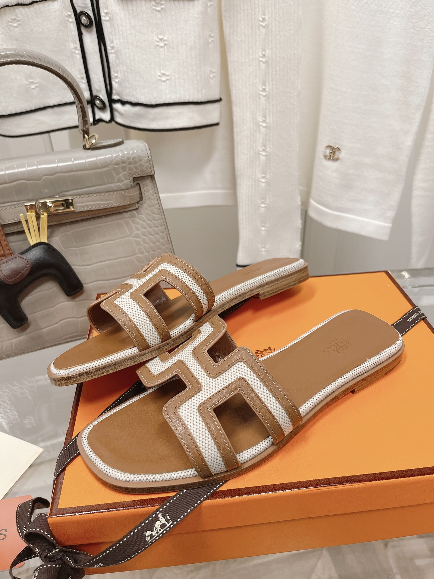 . suela de cuero de gama alta. HERMES2022 última versión mejorada del clásico H zapatillas de viaje 