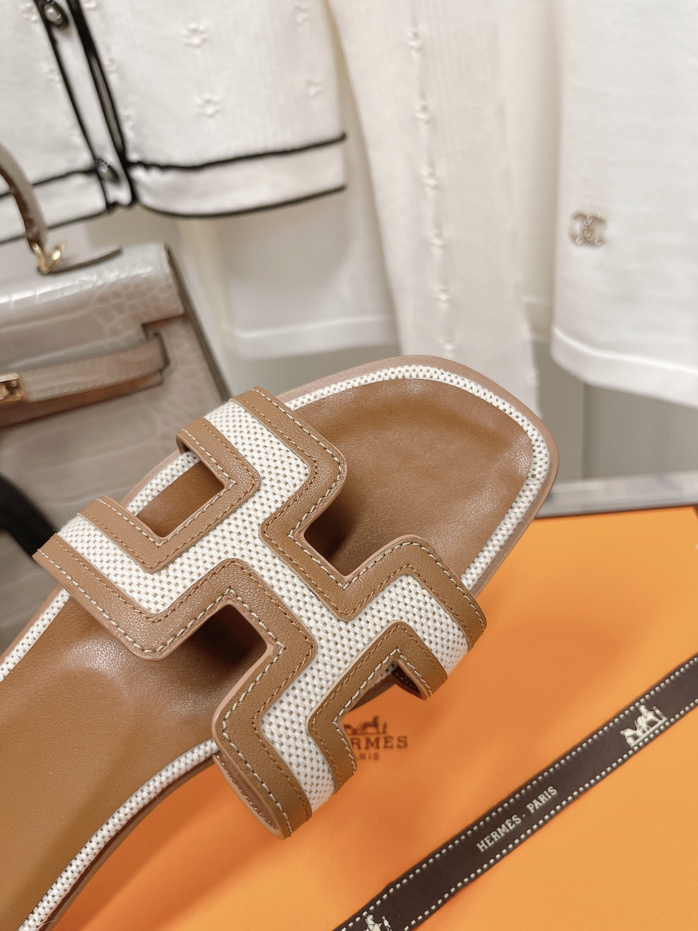 . suela de cuero de gama alta. HERMES2022 última versión mejorada del clásico H zapatillas de viaje 