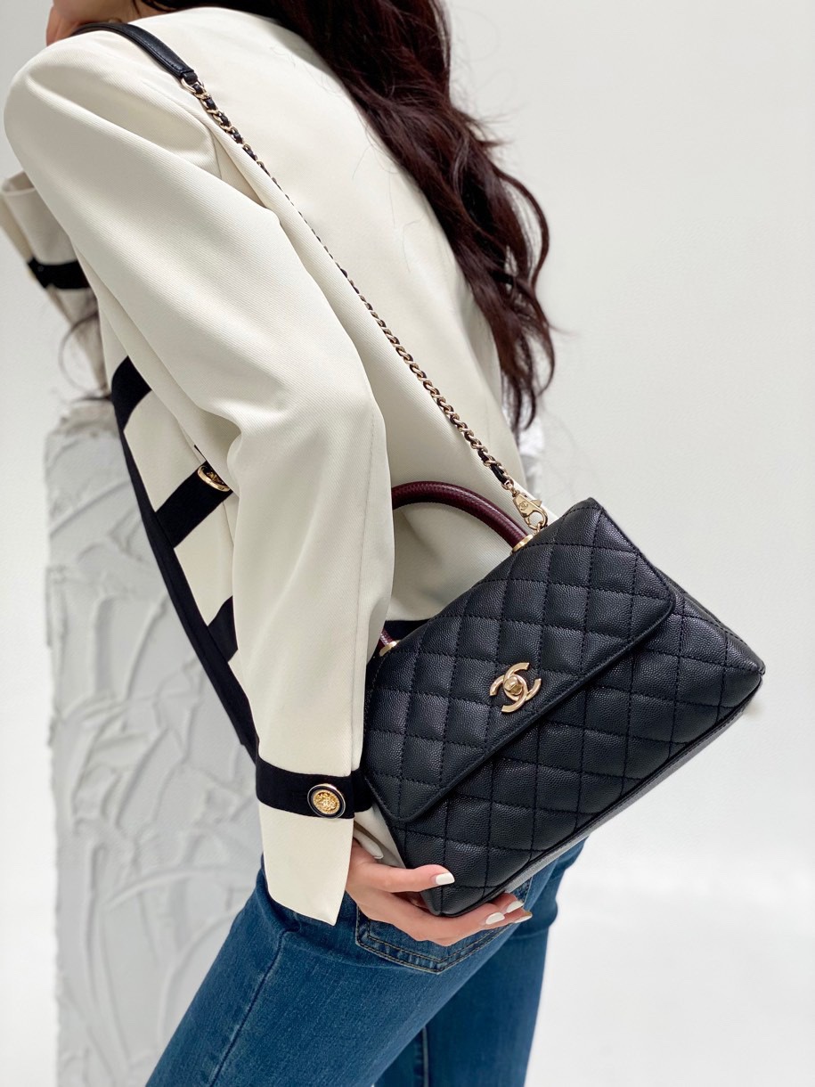 香奈儿Coco Handle手提口盖包💰280 HASS 御用鱼子酱材质.定制五金扣.励泰手缝定制.蜥蜴皮手腕.全皮材质有质感.多个隔层口袋设计.人生短短几个秋.不买小香不罢休. 规格:24*14*10cm 礼盒装.