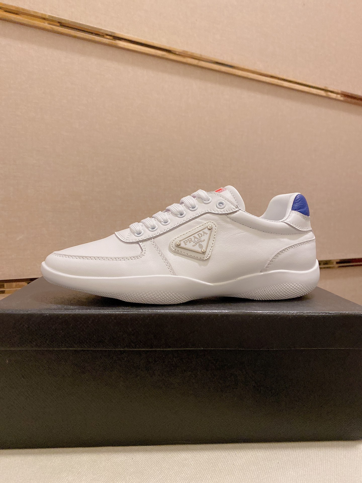 I5  Prada 普拉达 官网最休闲时尚男鞋,爆款版型简洁大气,潮男专属.独有的官网最新品牌元素元素古奇原版装饰,时尚又大方,面料原版牛皮透气内里,官网指定耐磨休闲大底,专柜经典款实物拍摄38-44