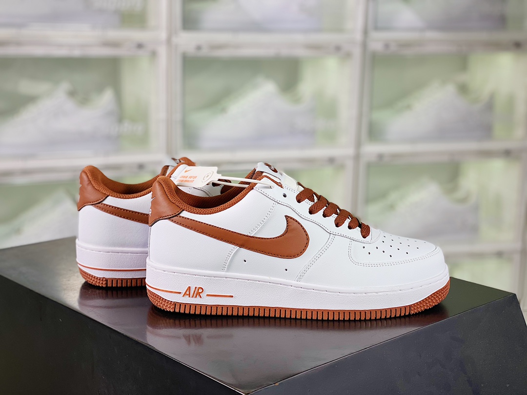G0 男女鞋真标带半码原楦原纸版数据开发版型采用硬质牛培皮革鞋面材质内置全掌air sole气垫复古巧克力棕，耐克Nike Air Force 1’07 Low”White/“Pecan”空军一号经典低帮百搭休闲运动板鞋“皮革白巧克力棕”DH7561- F5