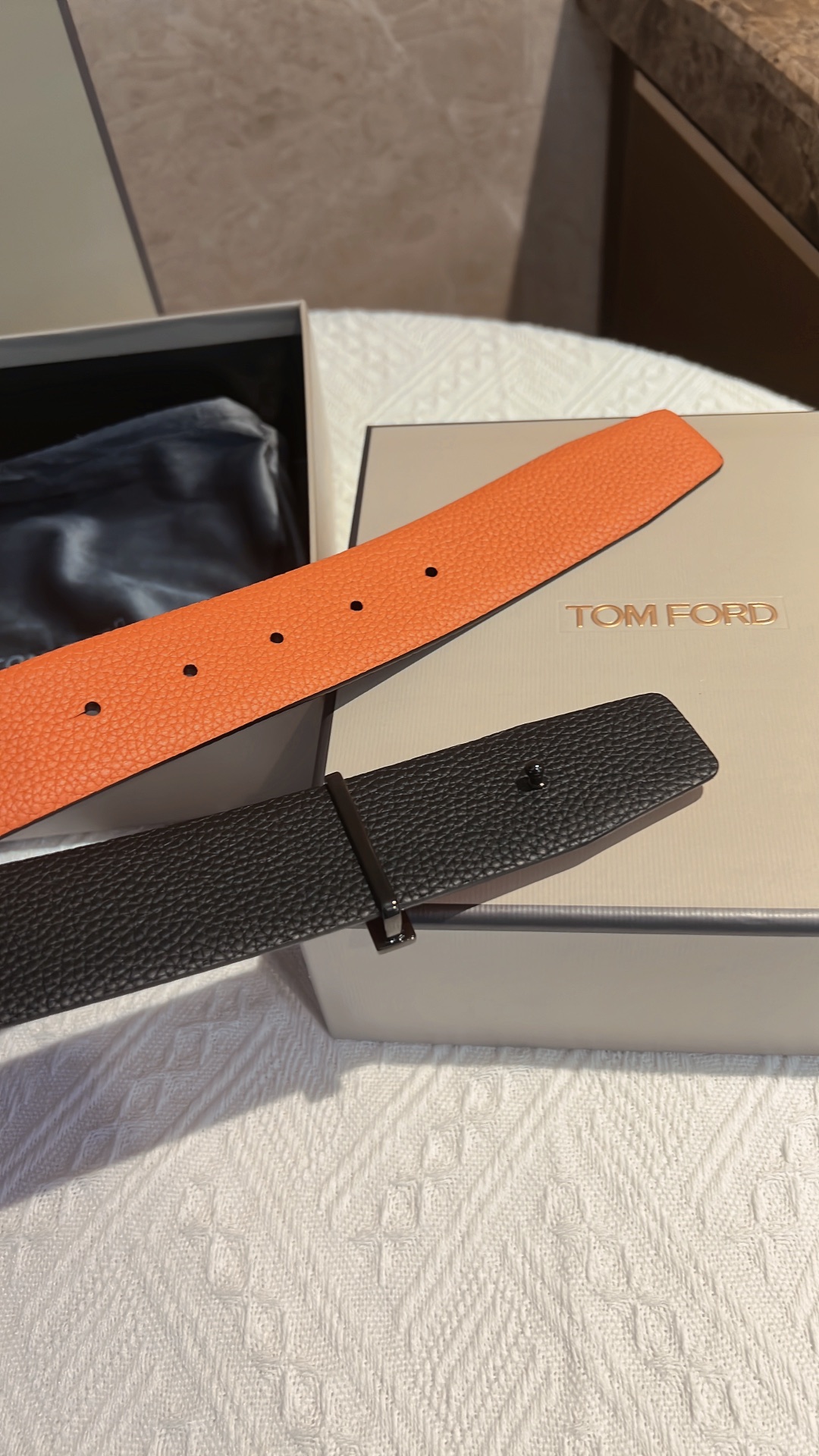 Mr. Tomford’s Unique T-Banded Class with Double Belts and Self-Expression (20 words) - 图片 5