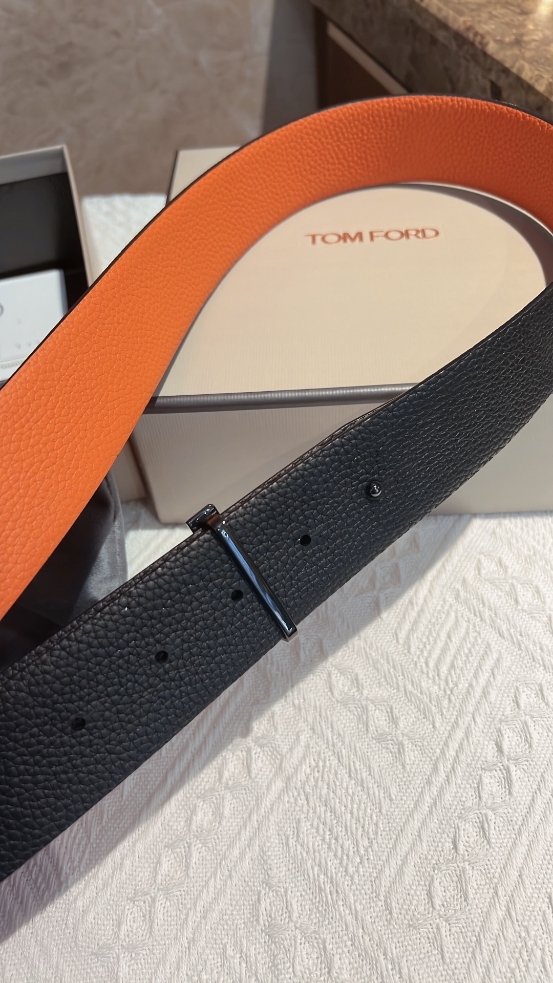 Mr. Tomford’s Unique T-Banded Class with Double Belts and Self-Expression (20 words) - 图片 3