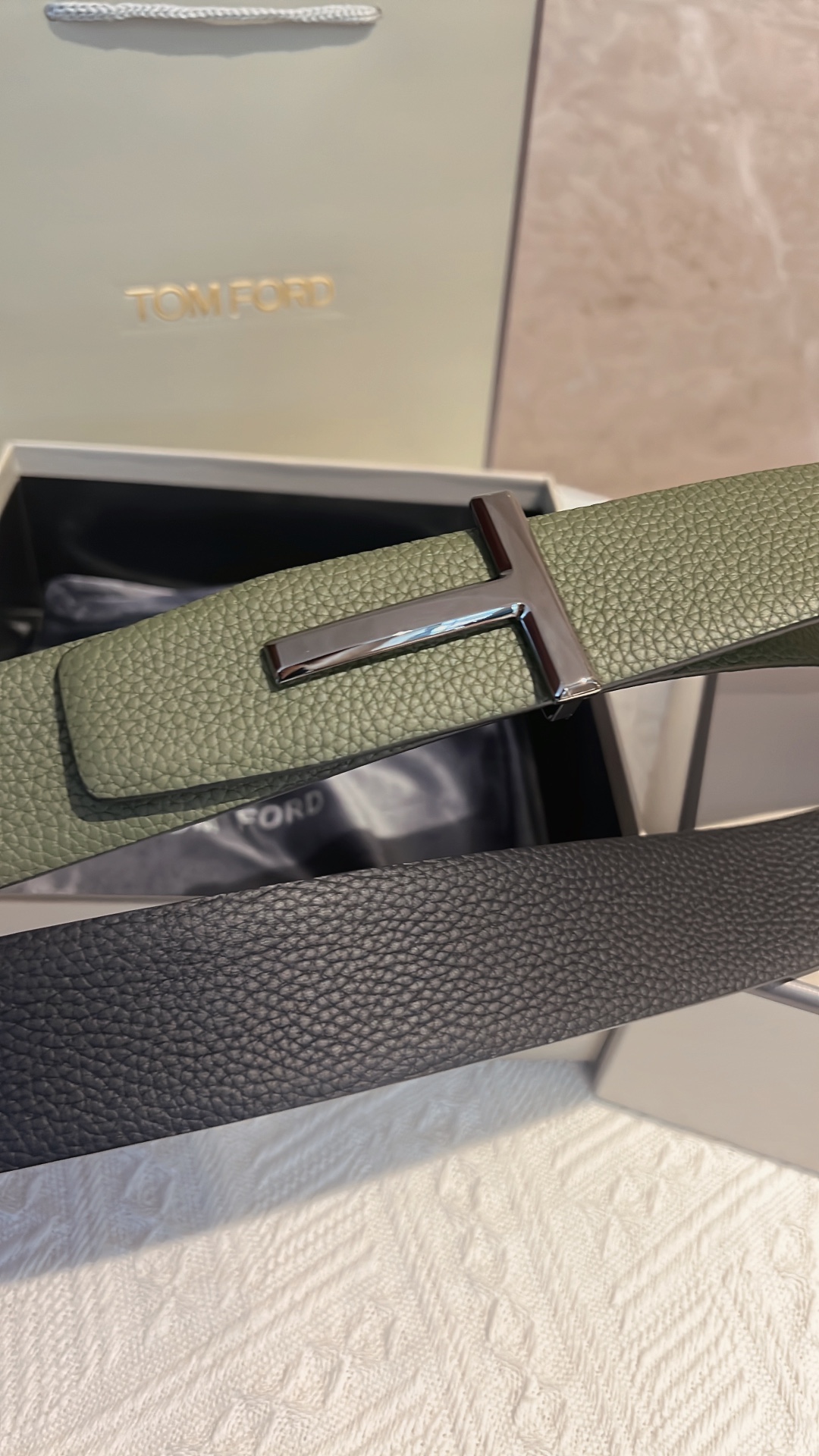 Mr. Tomford’s Unique T-Banded Double Belt Class without Glamour: A Beautiful View of Self-Expression - 图片 2